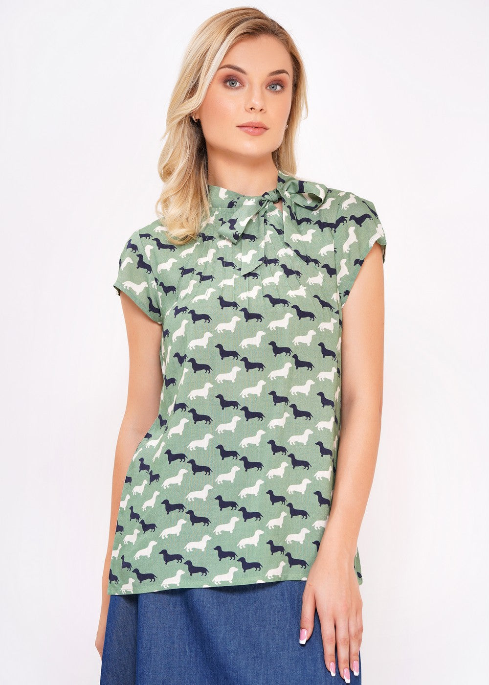 Damen Schluppenbluse mit Schleifenband am Hals und süßem Dackel Print in grün, weiss, schwarz, kurzarm.