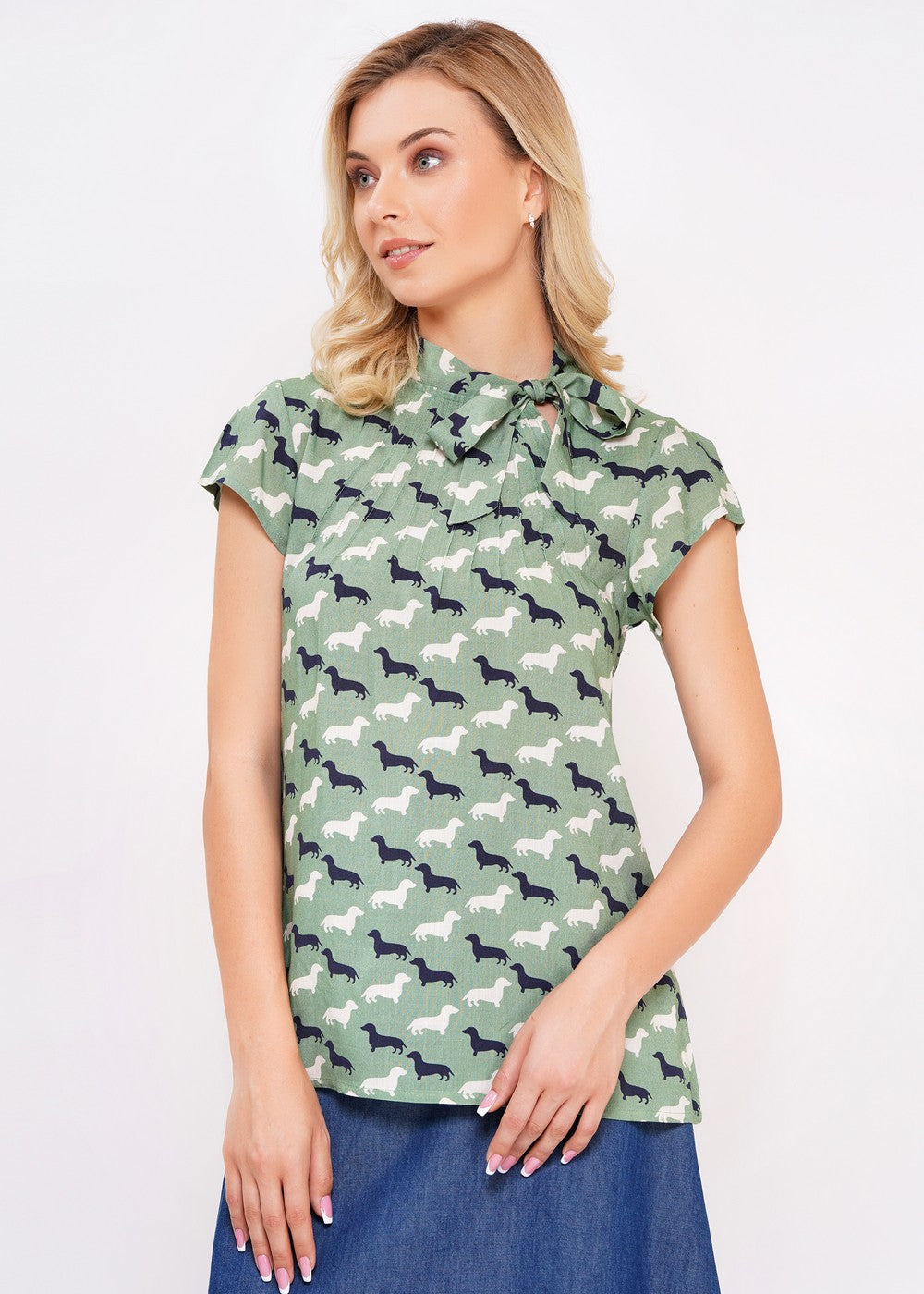 Damen Schluppenbluse mit Schleifenband am Hals und süßem Dackel Print in grün, weiss, schwarz, kurzarm.