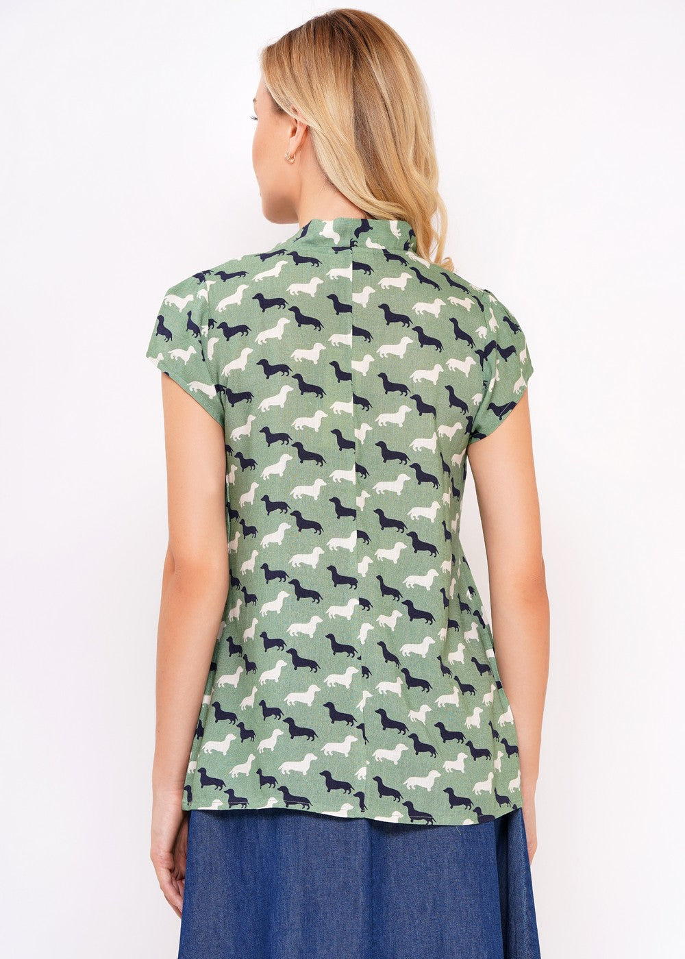 Damen Schluppenbluse mit Schleifenband am Hals und süßem Dackel Print in grün, weiss, schwarz, kurzarm.
