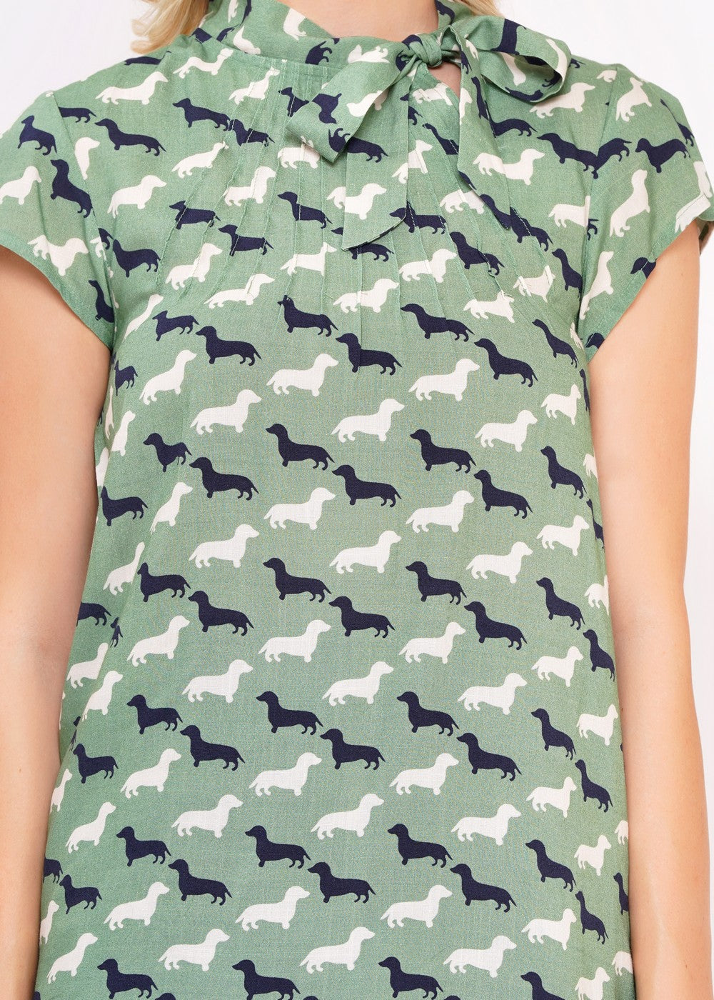 Damen Schluppenbluse mit Schleifenband am Hals und süßem Dackel Print in grün, weiss, schwarz, kurzarm.