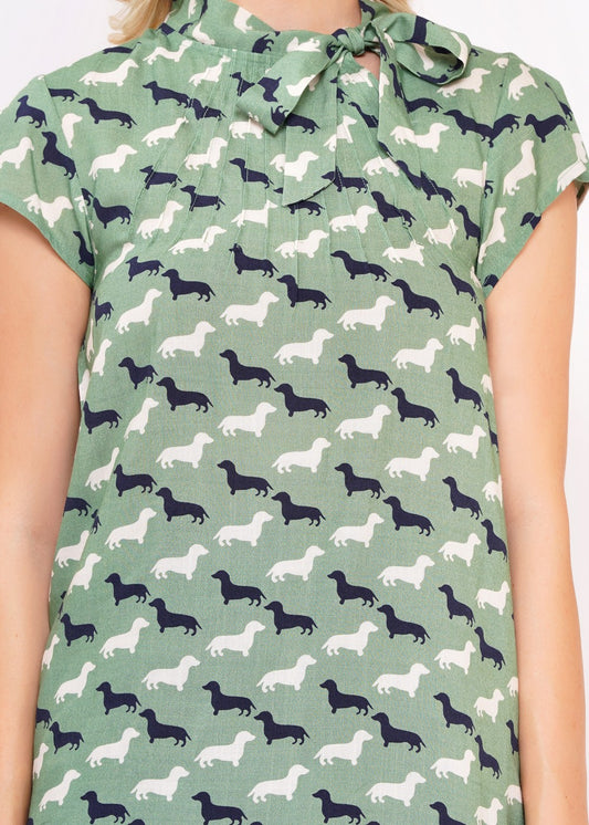 Damen Schluppenbluse mit Schleifenband am Hals und süßem Dackel Print in grün, weiss, schwarz, kurzarm.