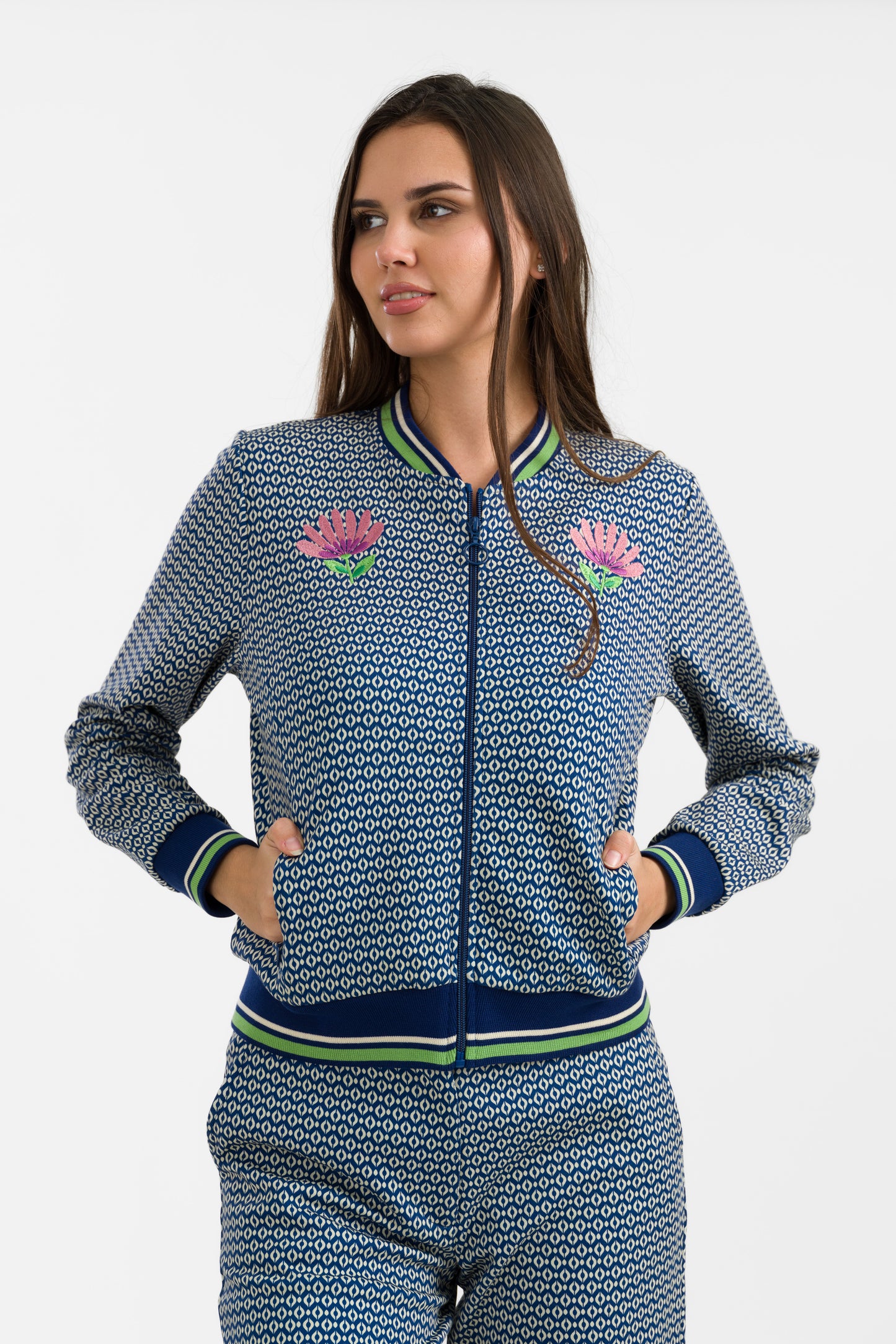 Bomberjacke verspielt in blau-weiss gemustert und mit zwei Blumenstickereien im Brustbereich, Reißverschluss und Bündchen, sowie seitliche Eingrifftaschen.