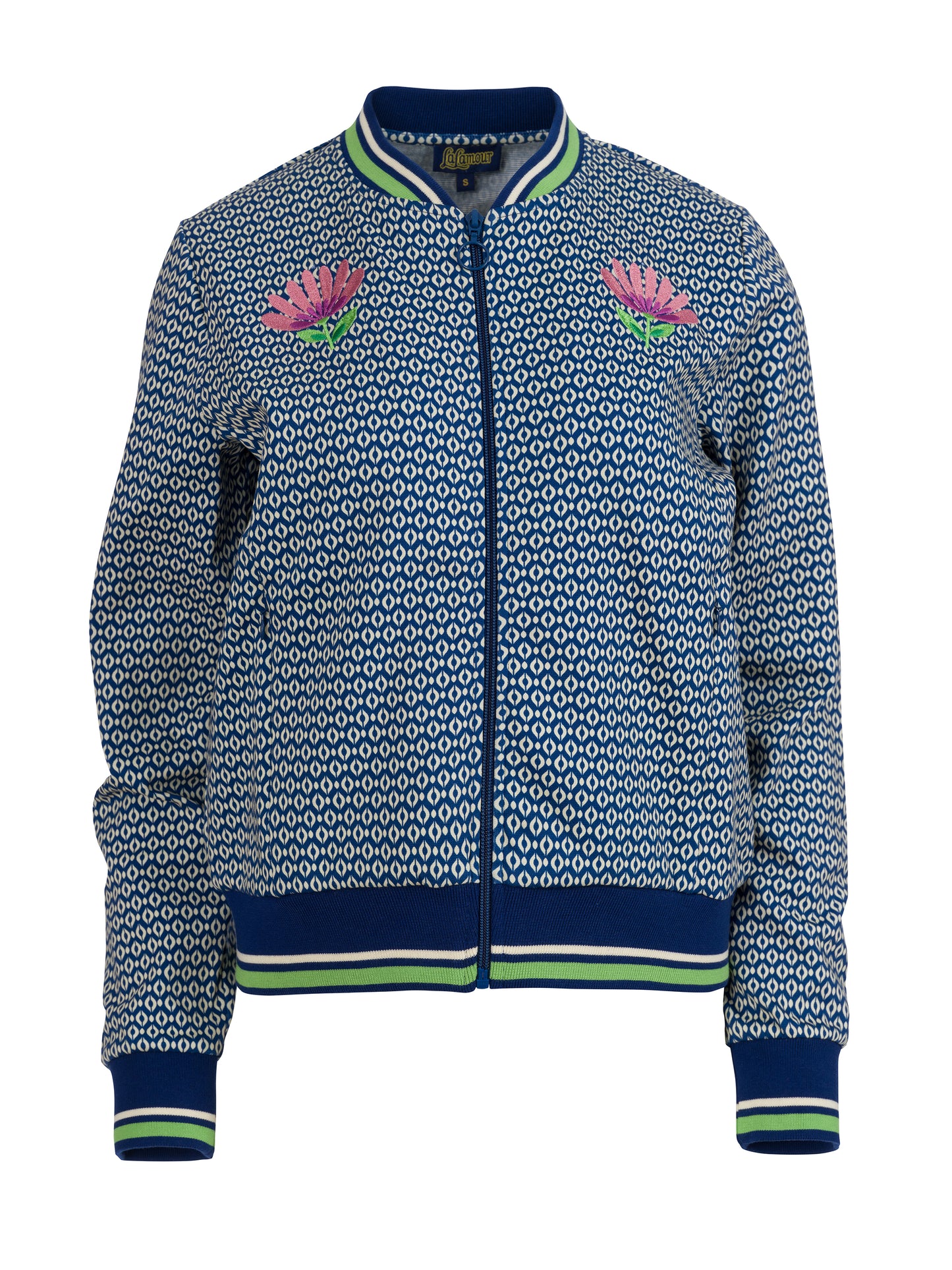 Bomberjacke verspielt in blau-weiss gemustert und mit zwei Blumenstickereien im Brustbereich, Reißverschluss und Bündchen, sowie seitliche Eingrifftaschen.