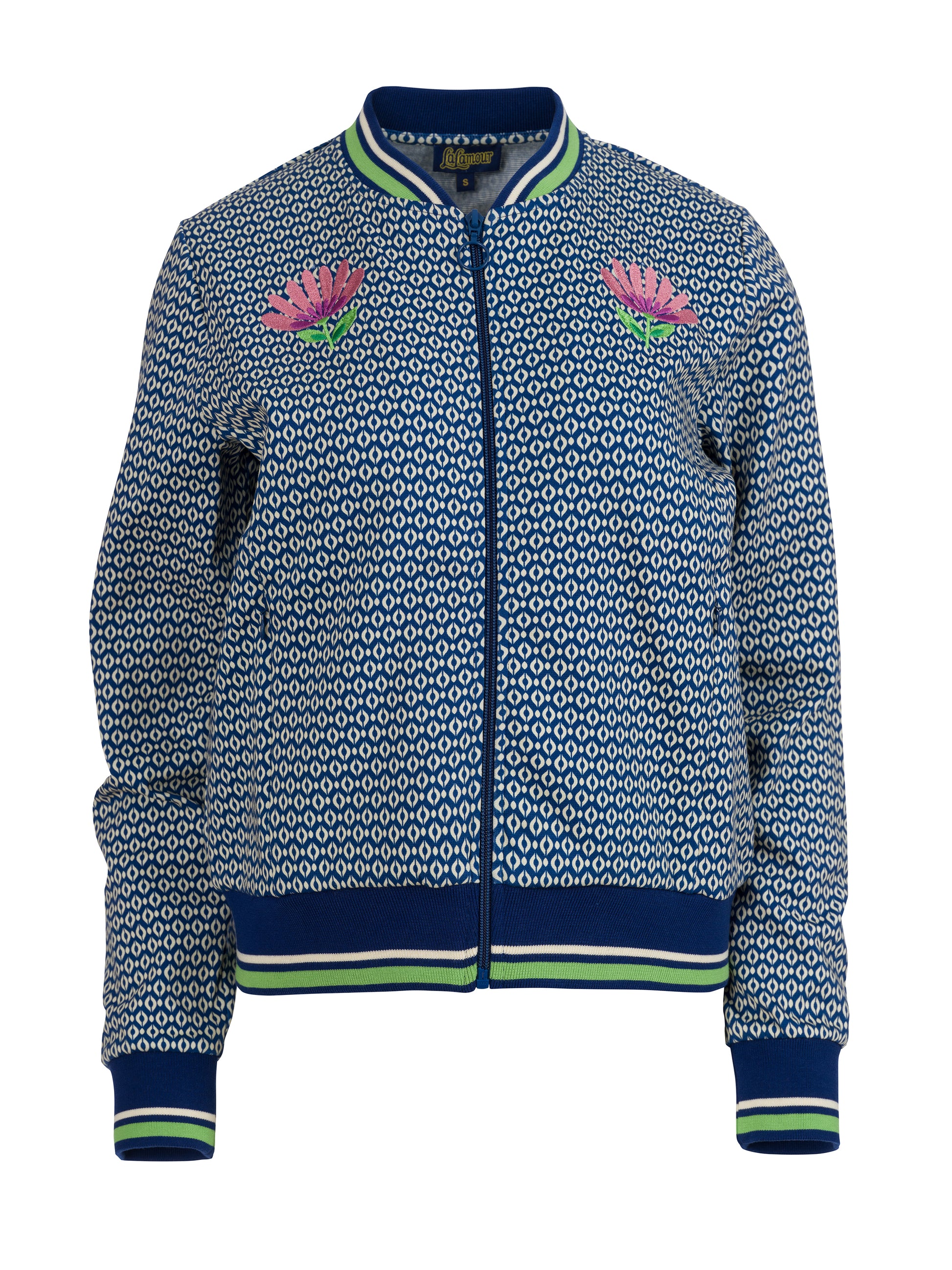 Bomberjacke verspielt in blau-weiss gemustert und mit zwei Blumenstickereien im Brustbereich, Reißverschluss und Bündchen, sowie seitliche Eingrifftaschen.
