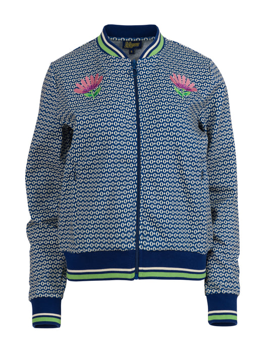 Bomberjacke verspielt in blau-weiss gemustert und mit zwei Blumenstickereien im Brustbereich, Reißverschluss und Bündchen, sowie seitliche Eingrifftaschen.