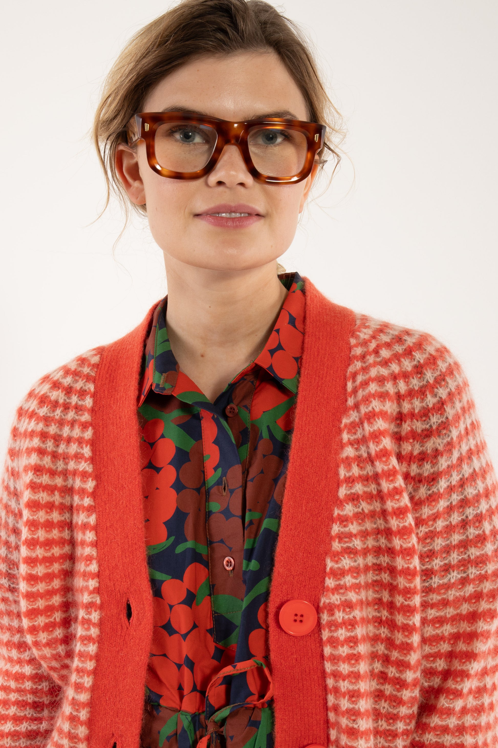 Strick Cardigan in kuscheliger Alpacka olle mit Karomuster und abgesetzter koralle Knopfleiste