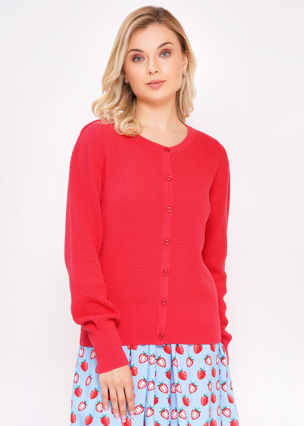 Zeitloser rundhals Cardigan für Damen mit Knöpfen in strahlendem rot.