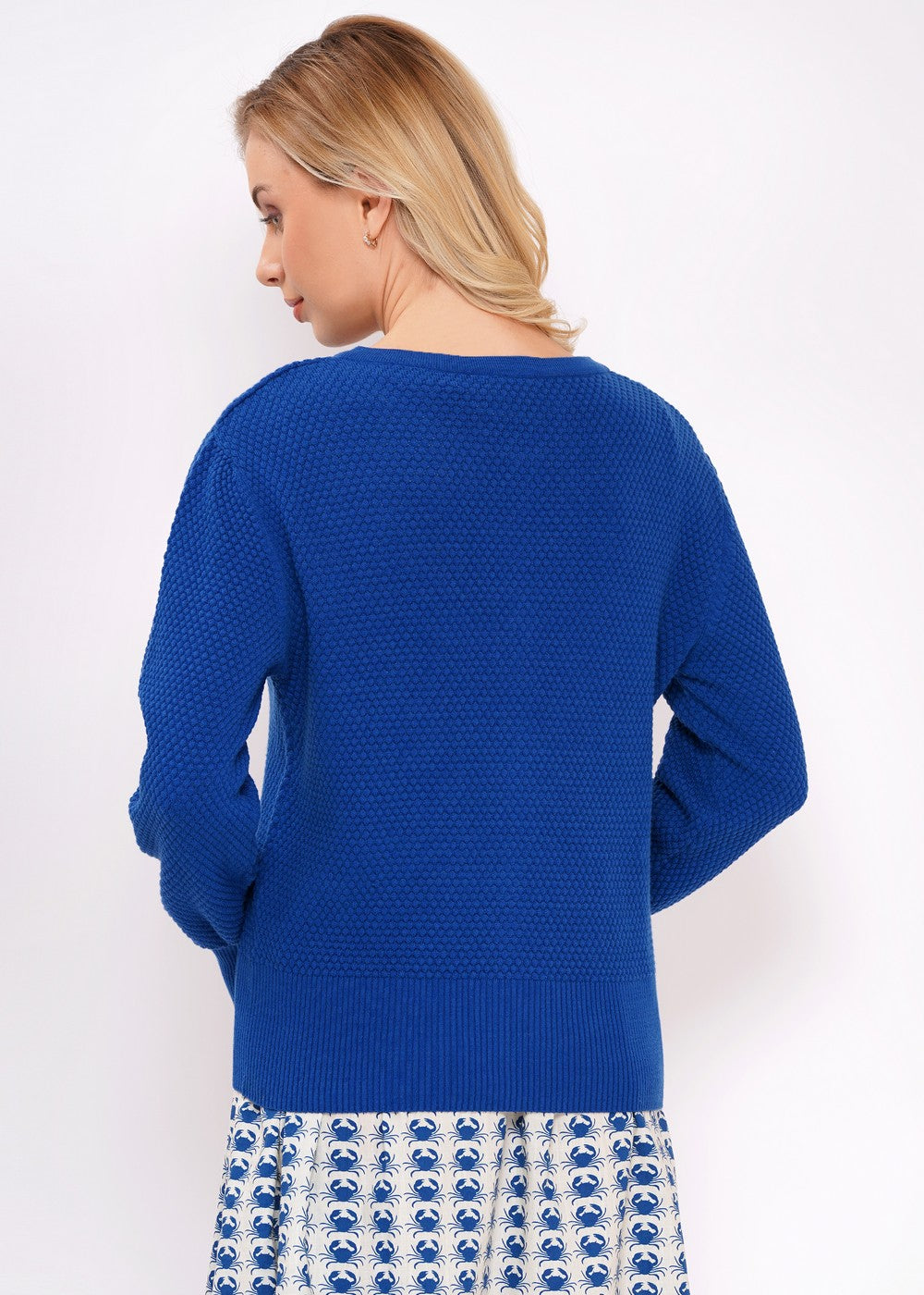 Zeitloser rundhals Cardigan für Damen mit Knöpfen in strahlendem Blau.
