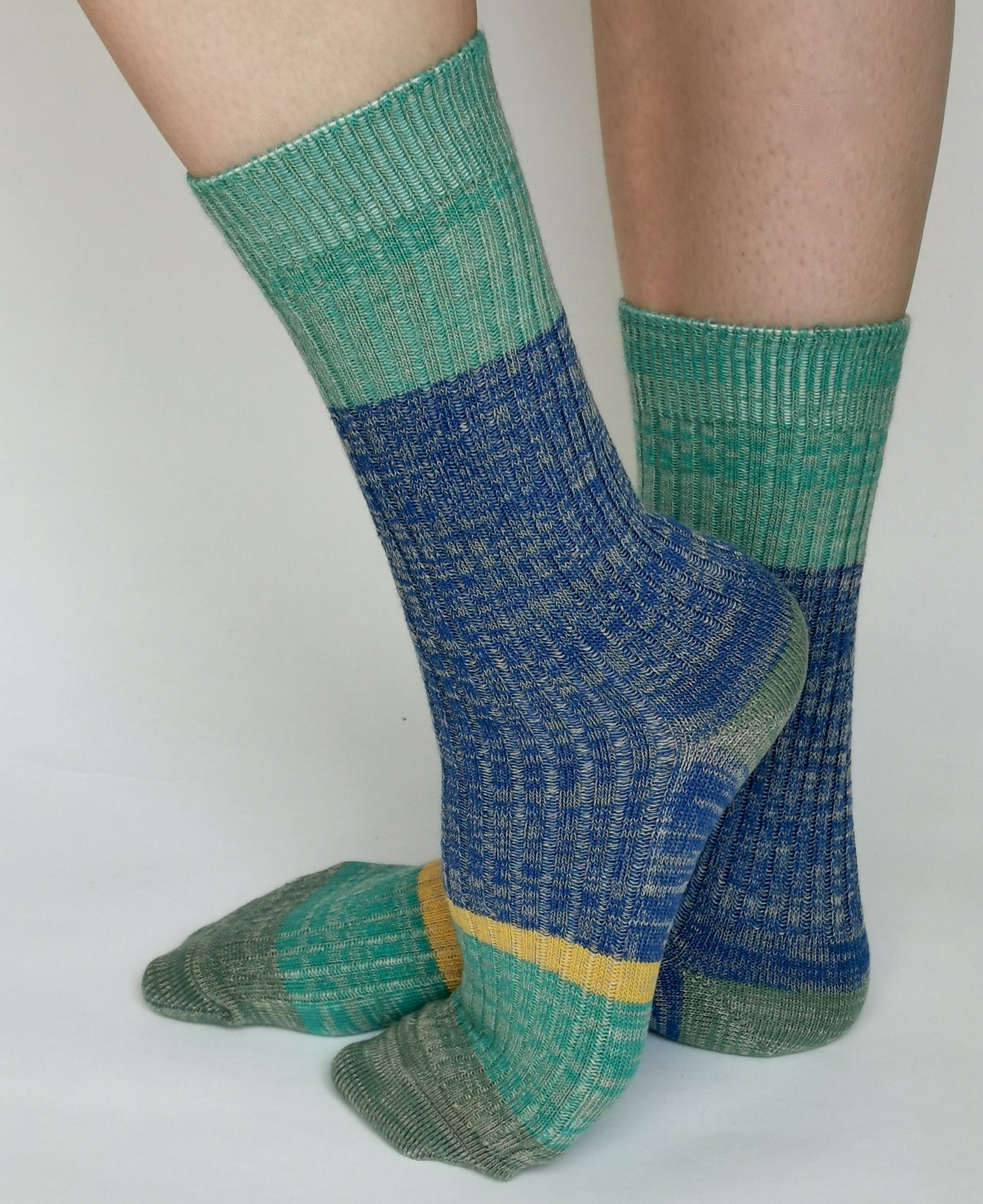 Weiche Bio Wolle und Baumwolle Socke mit trendy colourblock Streifen in blau und türkis