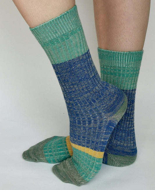 Weiche Bio Wolle und Baumwolle Socke mit trendy colourblock Streifen in blau und türkis