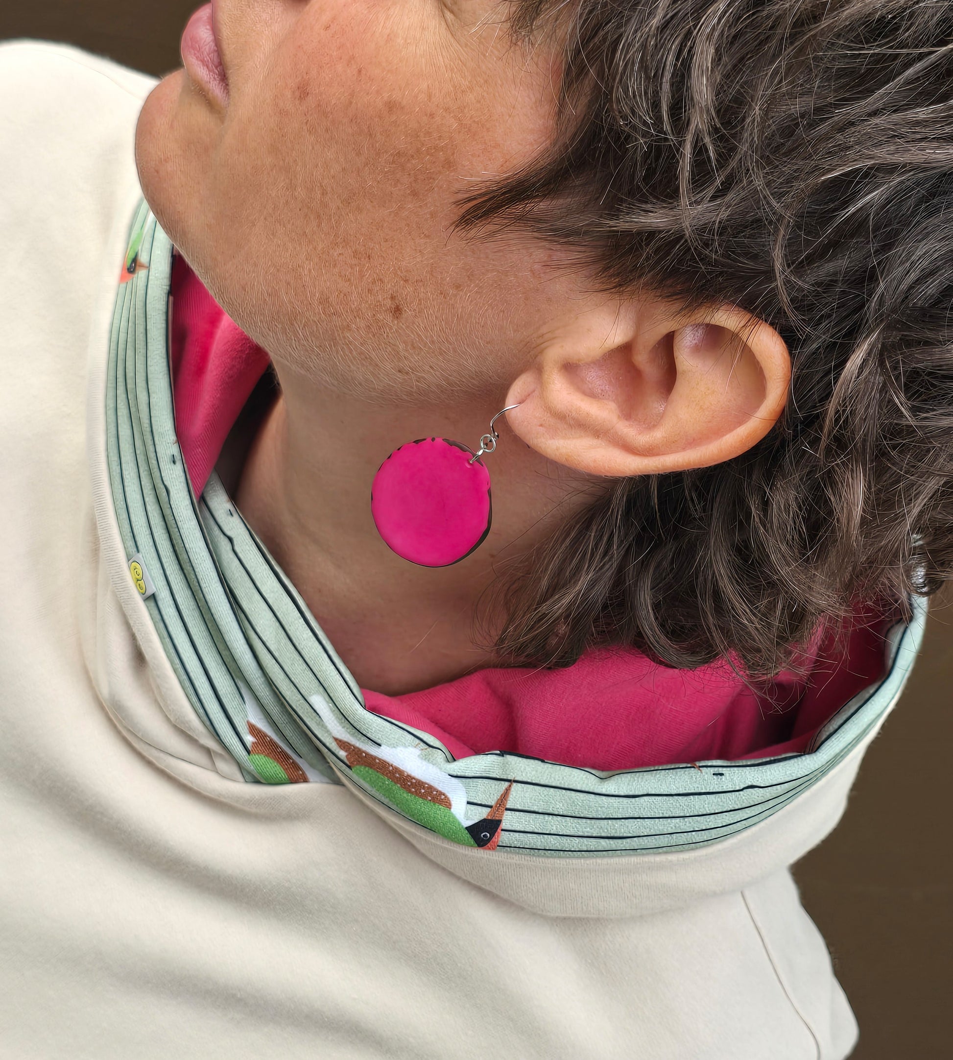 Kapuzenpullover aus Sweat Jersey in hellem Creme mit mint Bünchen und Kapuzeninnenteil in Pink it Borte aus Spechtmuster.