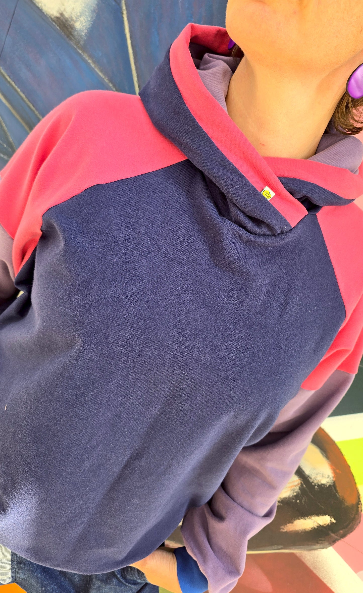 Damen Hoody aus Sweat mit colourblock Details in Blau, lila und pink, retro und sporty.