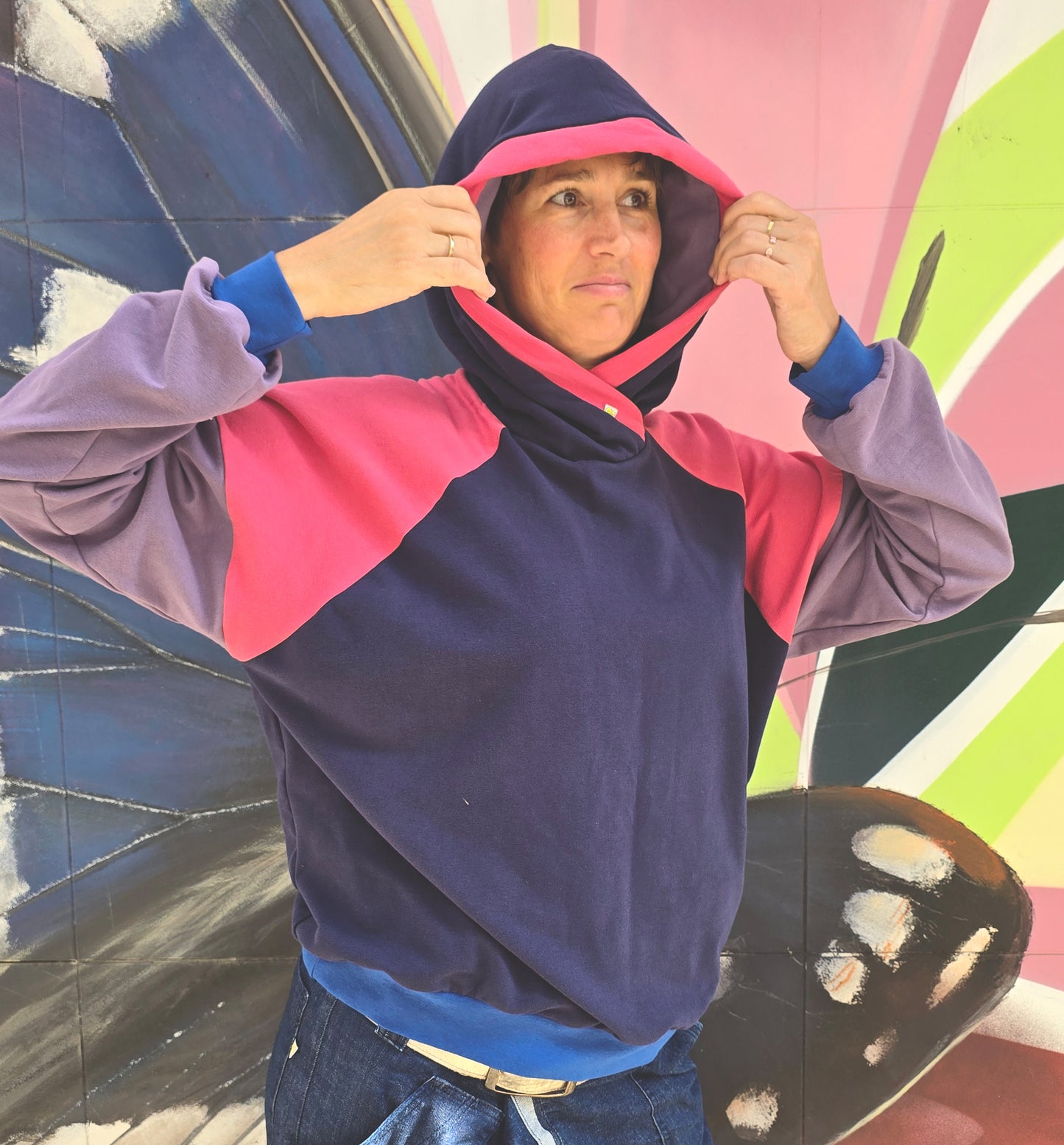 Damen Hoody aus Sweat mit colourblock Details in Blau, lila und pink, retro und sporty.