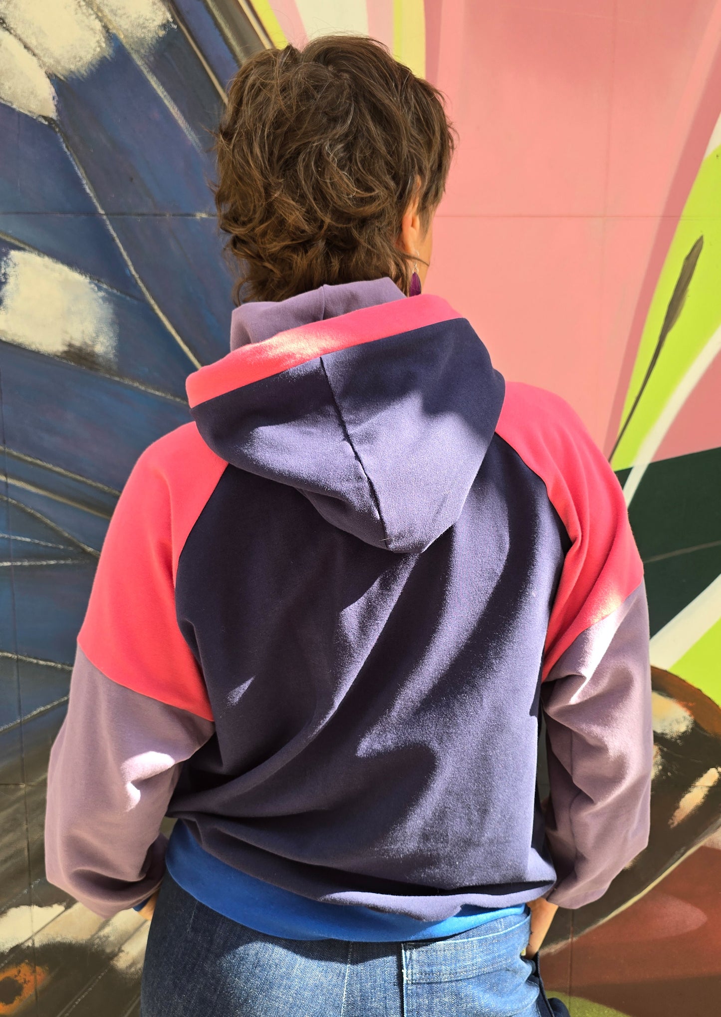 Damen Hoody aus Sweat mit colourblock Details in Blau, lila und pink, retro und sporty.