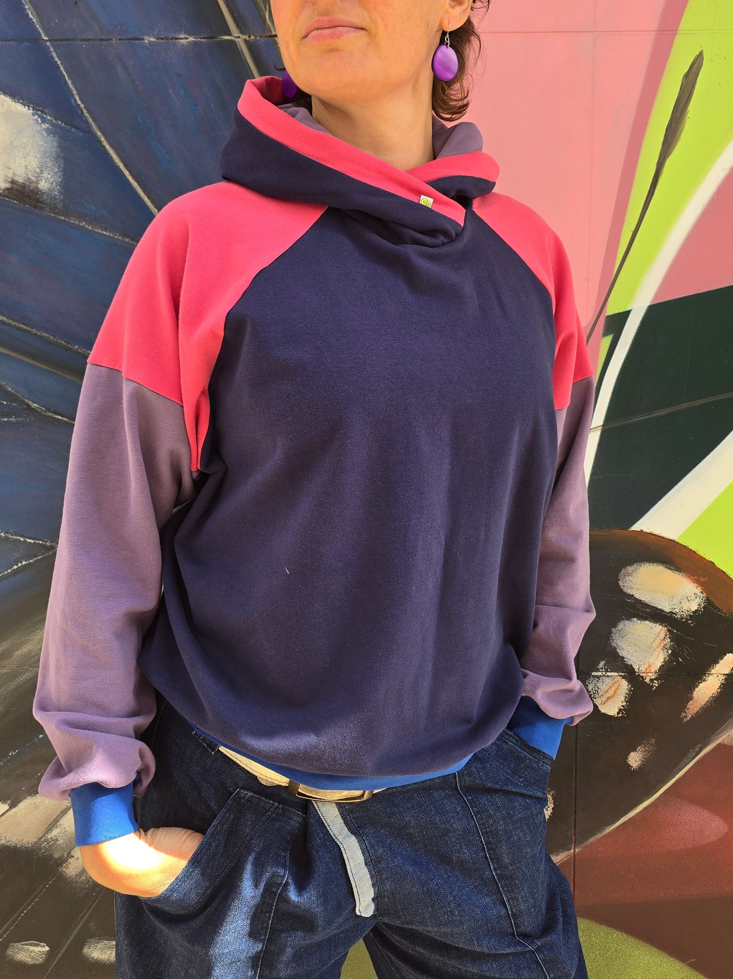 Damen Hoody aus Sweat mit colourblock Details in Blau, lila und pink, retro und sporty.