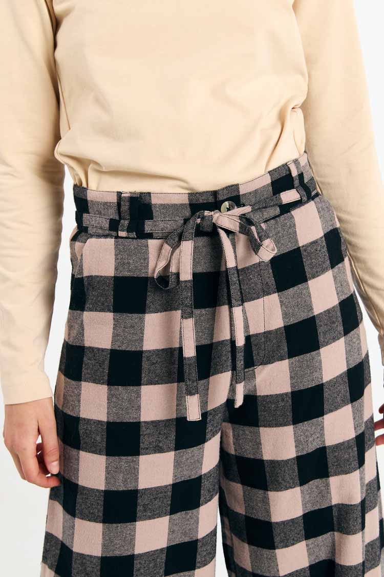 Flanell Hose mit weitem Bein im Holzfäller Karo schwarz und Lavendel von Suite13Lab