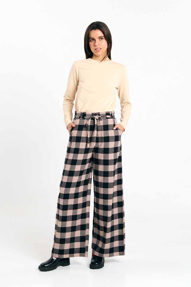 Flanell Hose mit weitem Bein im Holzfäller Karo schwarz und Lavendel von Suite13Lab