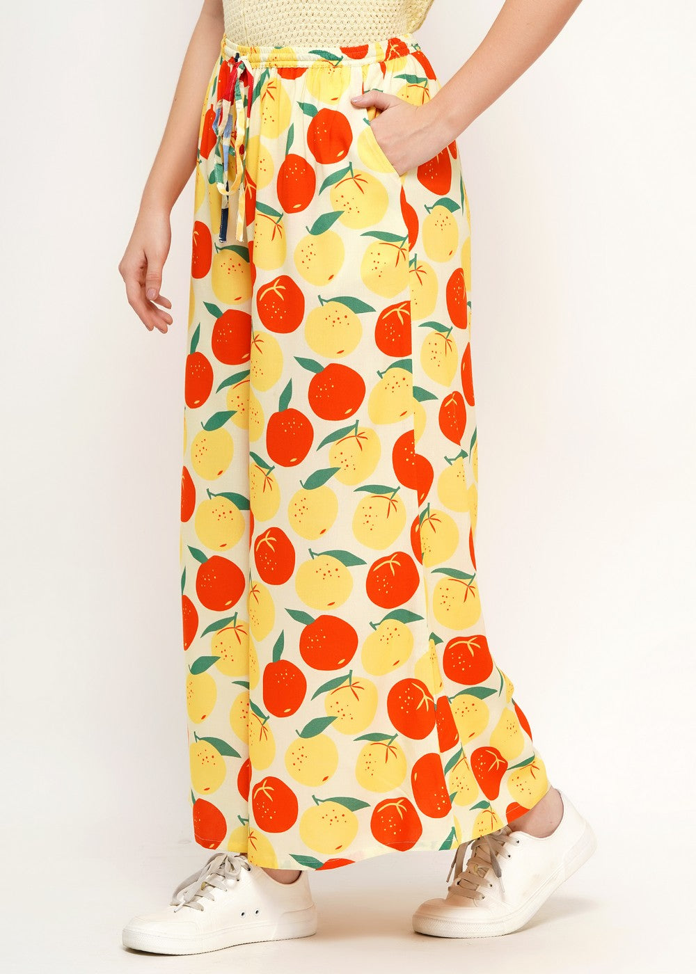 Knöchel langer Hosenrock mit großerm Print allover mit Zitrusfrüchten orangen und Zitronen und grünen Blättern, Bindegürtel und Gummibund- Sommerlich leicht.