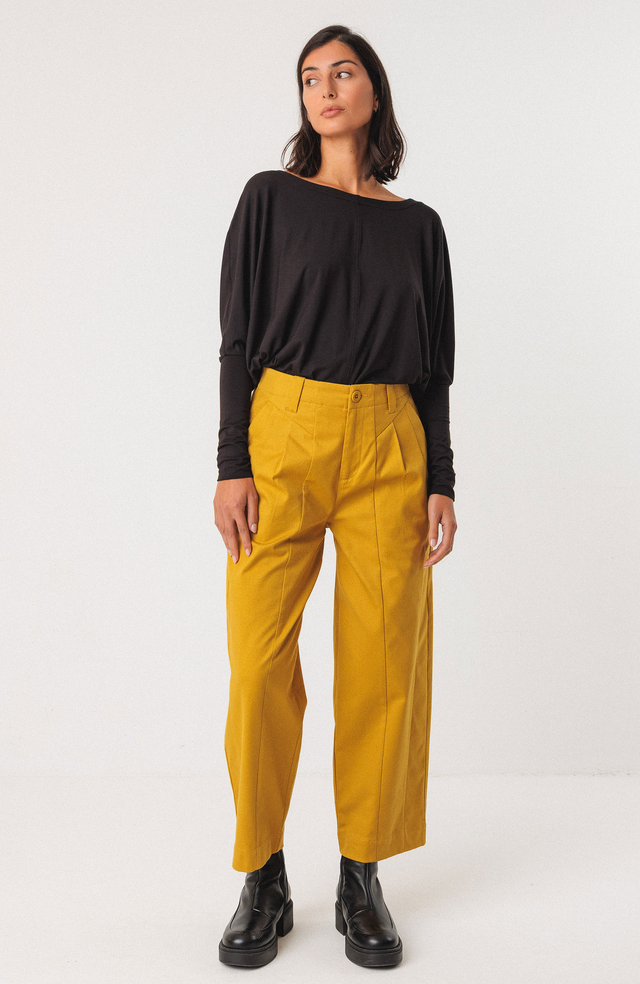 Geradlinige, gelbe Hose in Waffeloptik im Mome Style mit Bundfalten und seitlichen Eingrifftaschen.