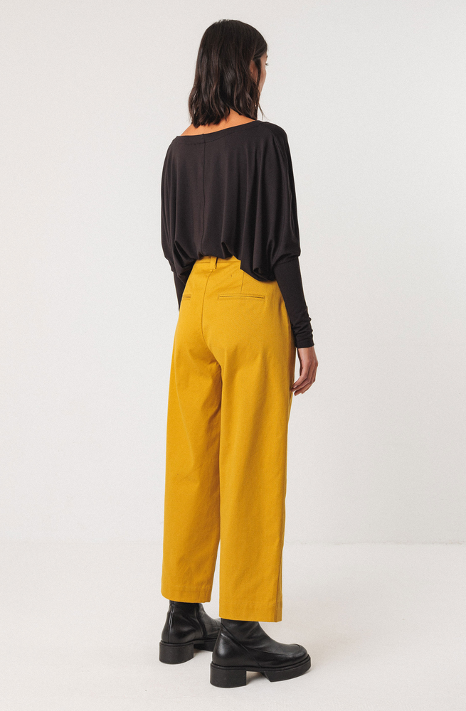 Geradlinige, gelbe Hose in Waffeloptik im Mome Style mit Bundfalten und seitlichen Eingrifftaschen.