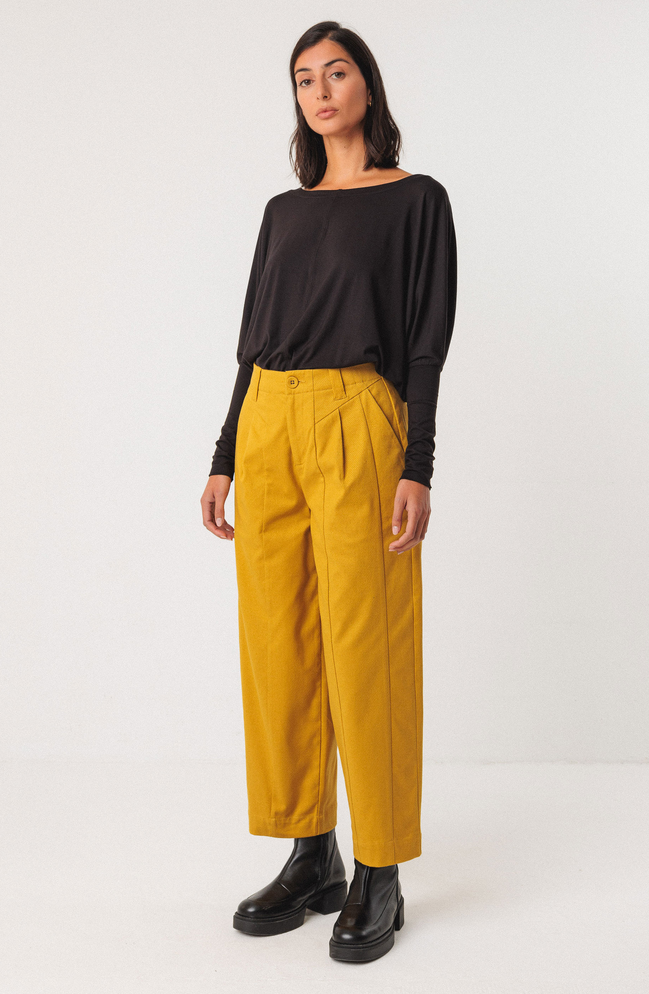 Geradlinige, gelbe Hose in Waffeloptik im Mome Style mit Bundfalten und seitlichen Eingrifftaschen.