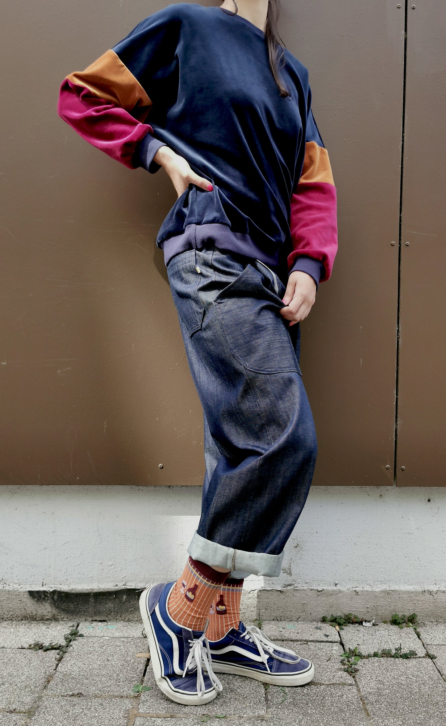 Damen Jeans im Loosefit mit Aufschlag, Aufsatztaschen in Denimblau.