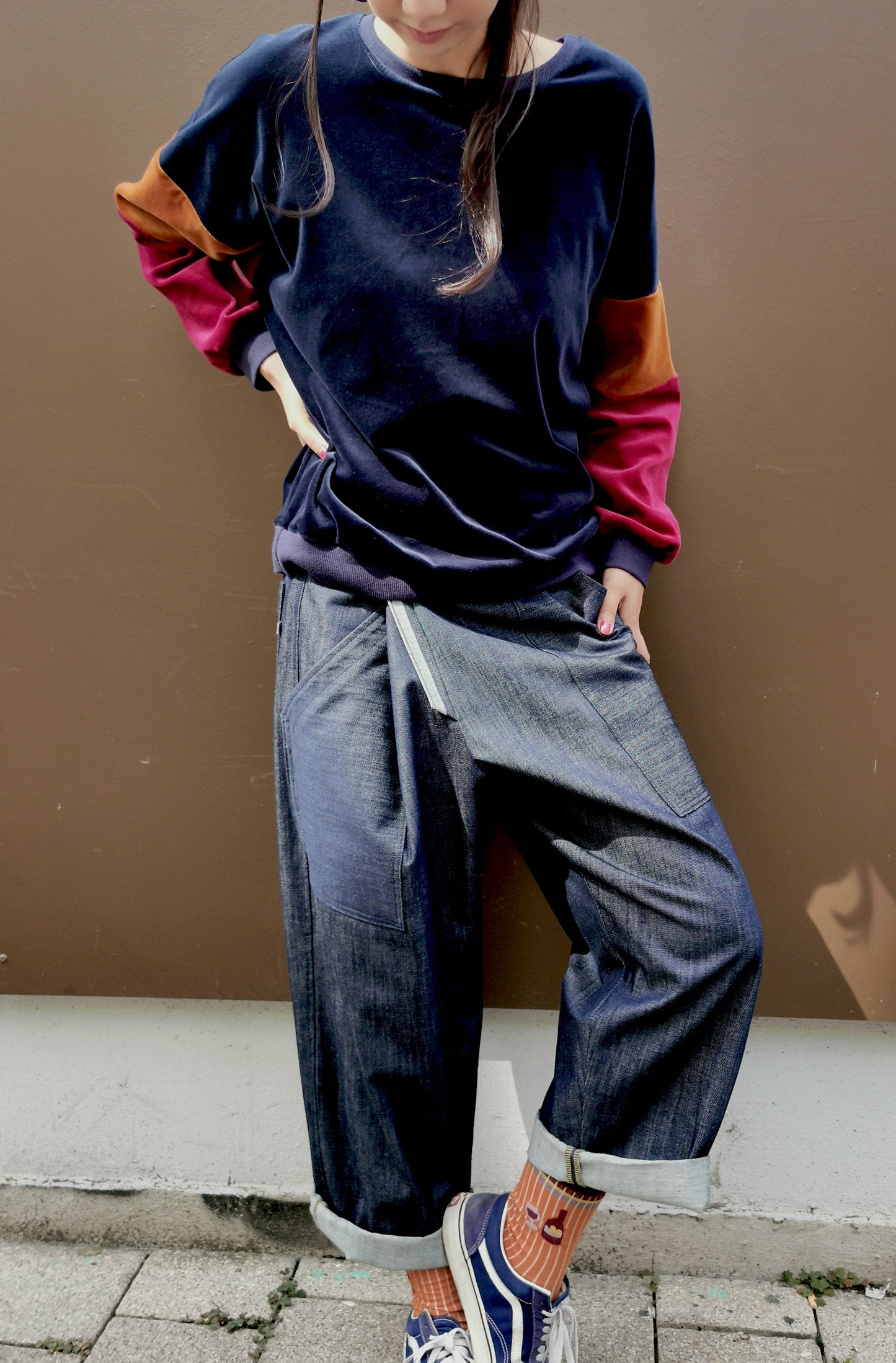 Damen Jeans im Loosefit mit Aufschlag, Aufsatztaschen in Denimblau.