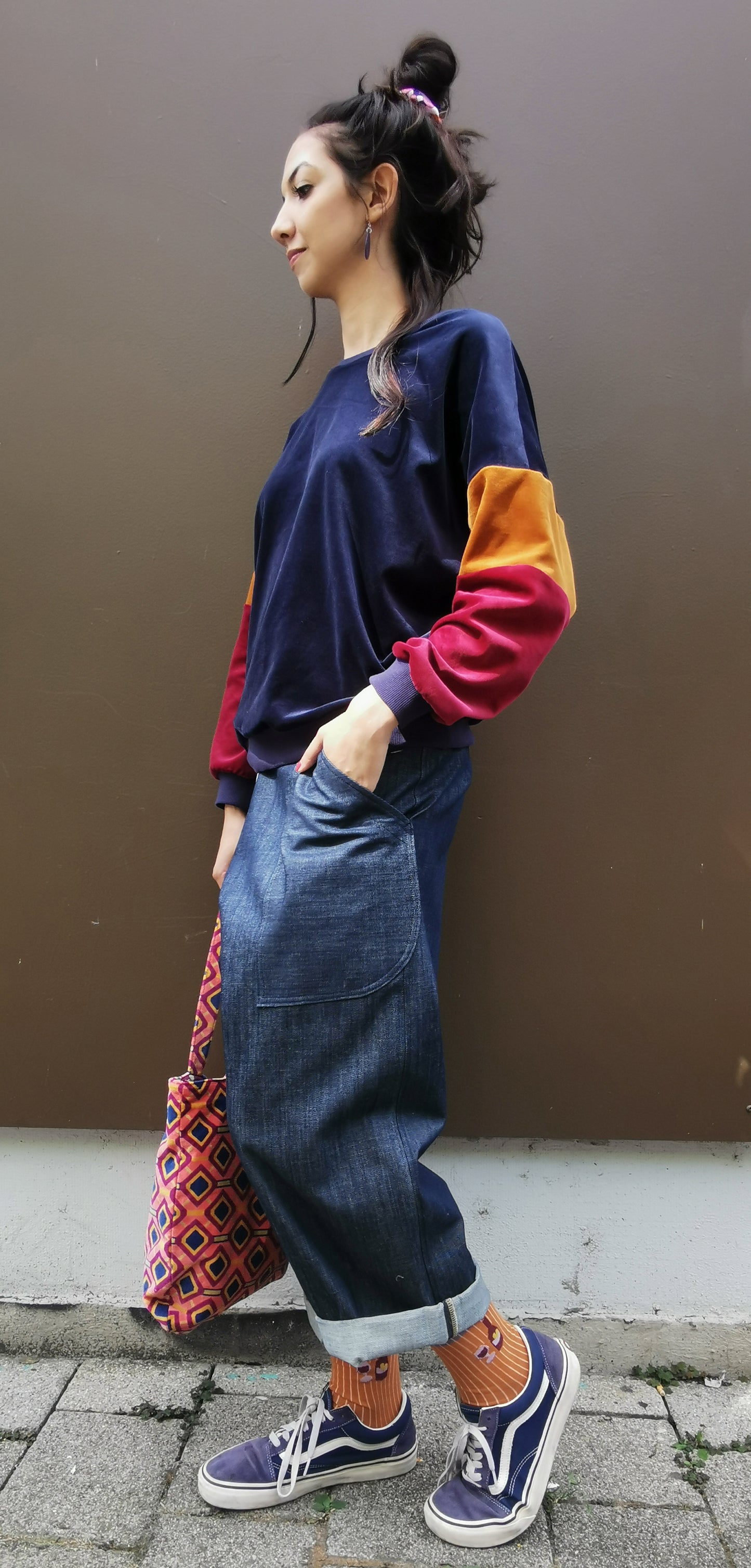 Damen Jeans im Loosefit mit Aufschlag, Aufsatztaschen in Denimblau.