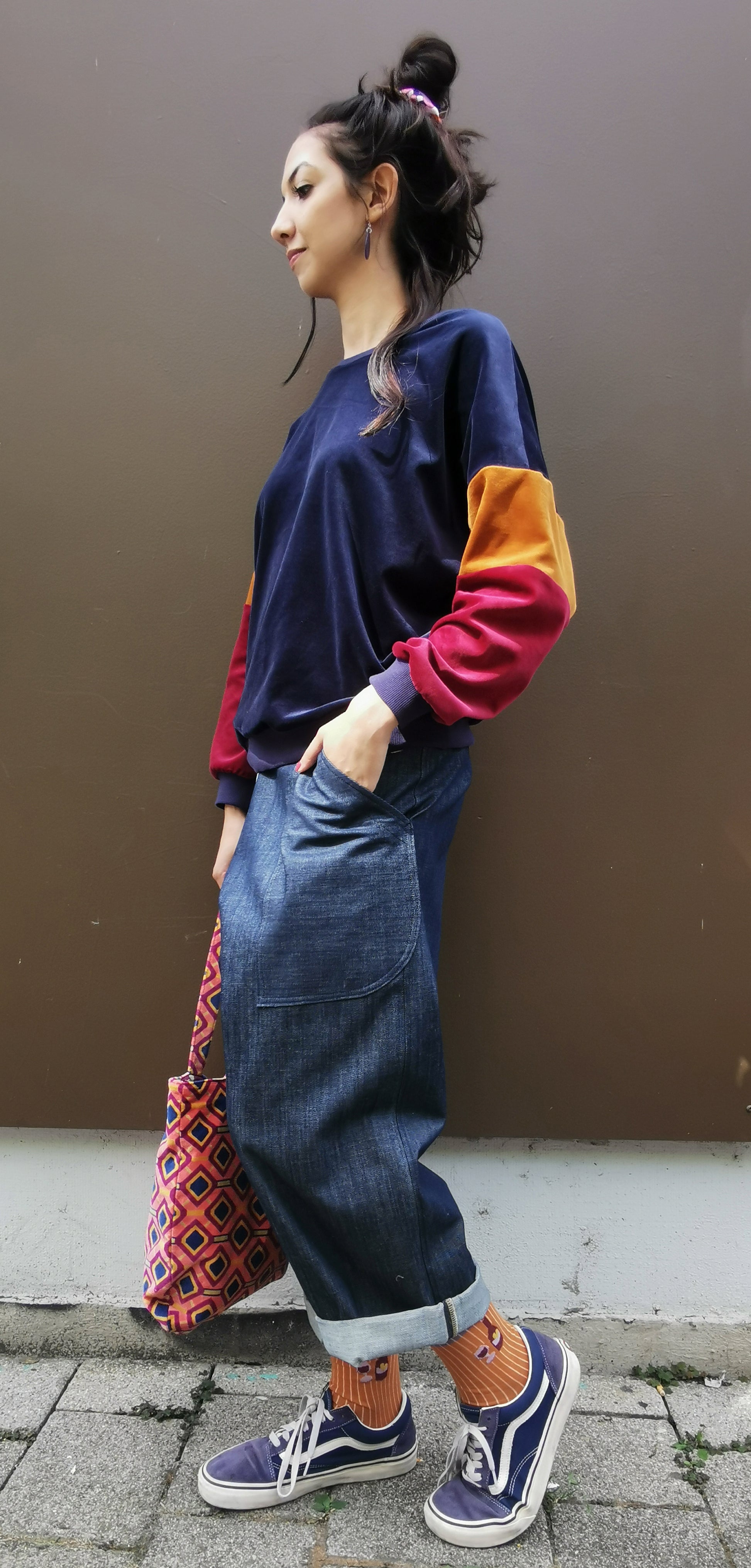 Damen Jeans im Loosefit mit Aufschlag, Aufsatztaschen in Denimblau.