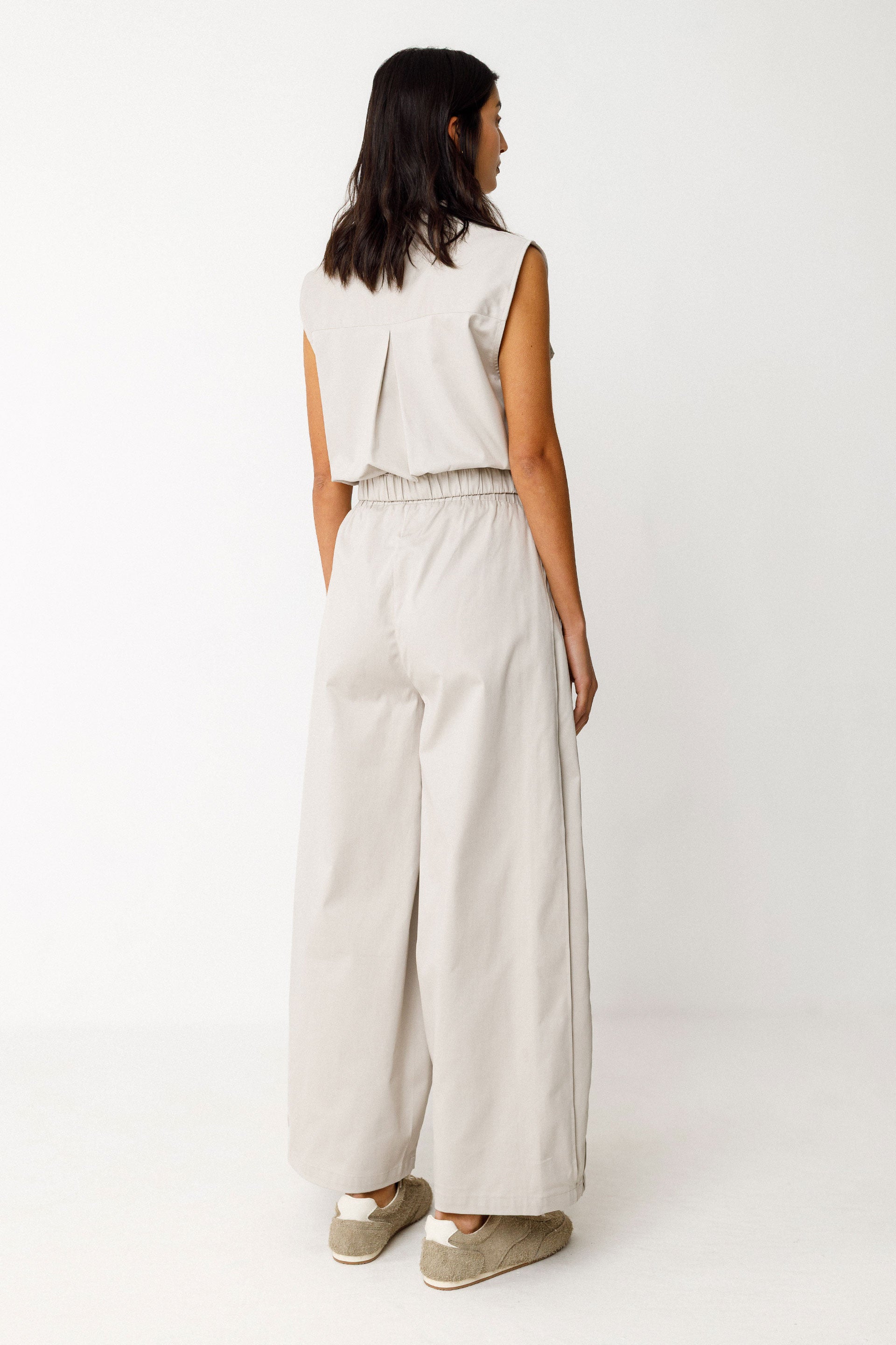 Damenhose in edlem beige mit gelegten Falten von Saum bis Taille in Ballonoptik aus glatter Biobaumwolle.