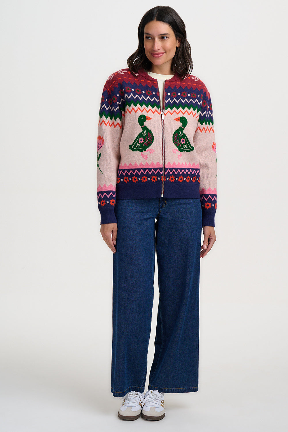 Strickjacke der Firma Sugarhill mit Reißverschuss im witzigen Opi Muster Stil, aber dafür mit Entenmuster Rundlaufend, gesäumt von Blümchen und Blättern in blau, pink und rot.