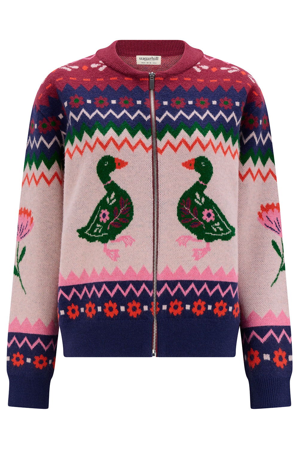Strickjacke der Firma Sugarhill mit Reißverschuss im witzigen Opi Muster Stil, aber dafür mit Entenmuster Rundlaufend, gesäumt von Blümchen und Blättern in blau, pink und rot.