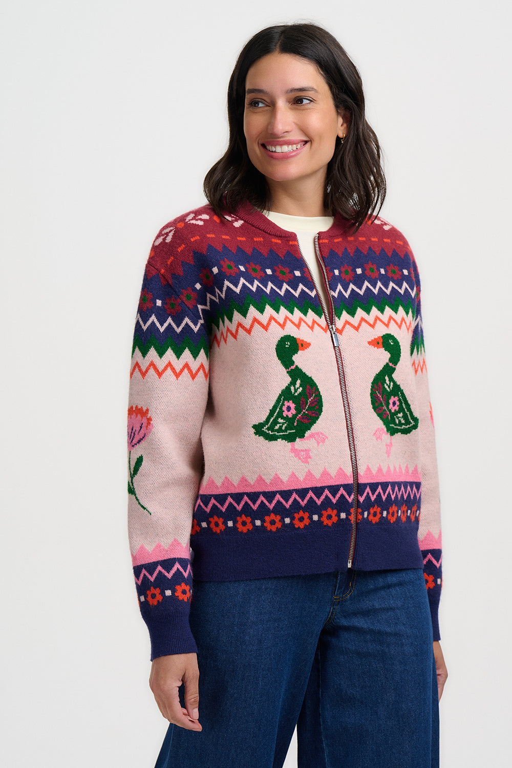 Strickjacke der Firma Sugarhill mit Reißverschuss im witzigen Opi Muster Stil, aber dafür mit Entenmuster Rundlaufend, gesäumt von Blümchen und Blättern in blau, pink und rot.