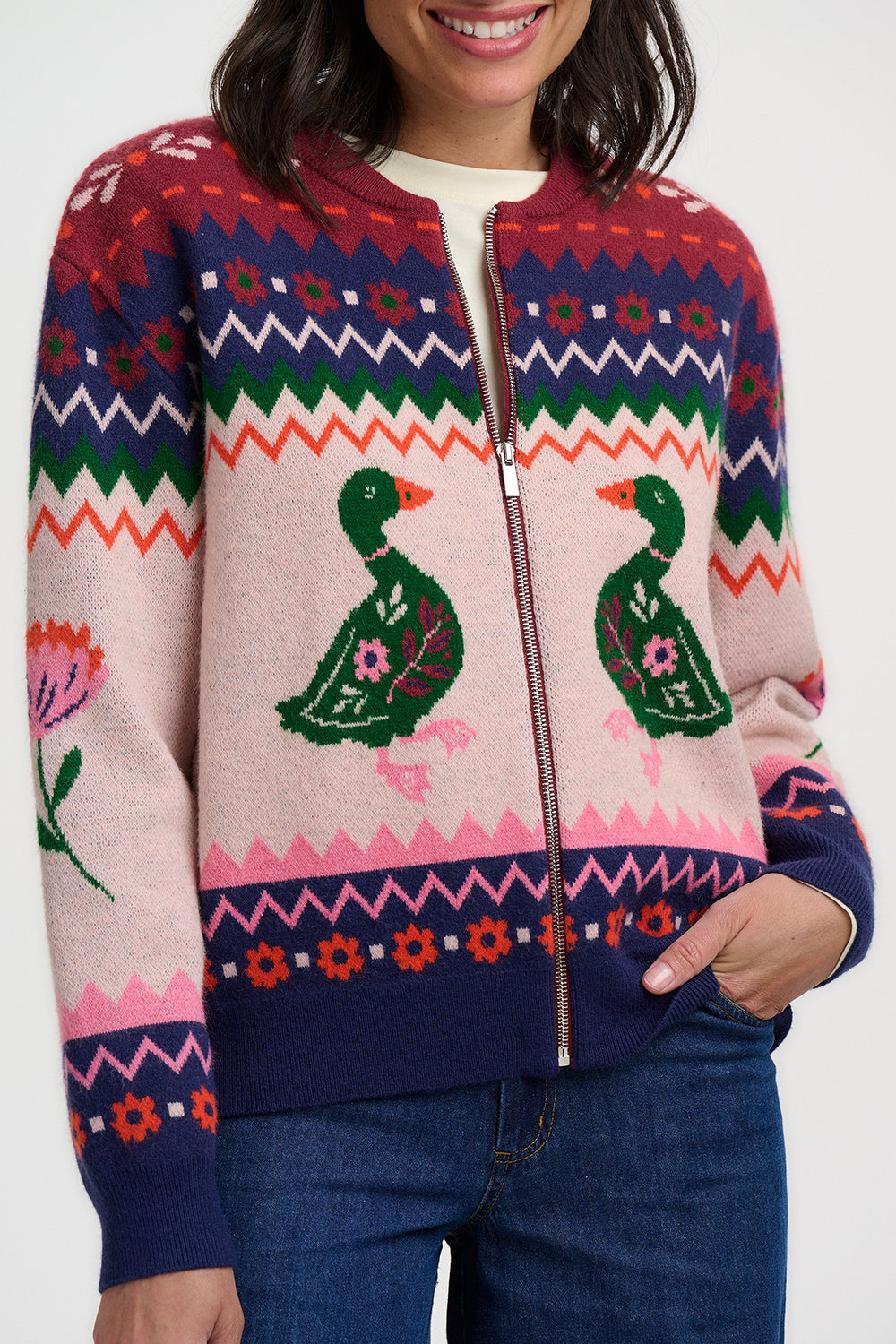 Strickjacke der Firma Sugarhill mit Reißverschuss im witzigen Opi Muster Stil, aber dafür mit Entenmuster Rundlaufend, gesäumt von Blümchen und Blättern in blau, pink und rot.