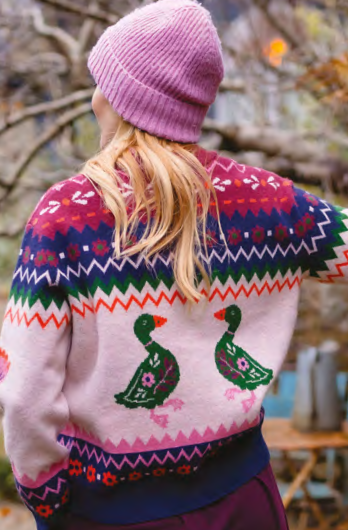 Strickjacke der Firma Sugarhill mit Reißverschuss im witzigen Opi Muster Stil, aber dafür mit Entenmuster Rundlaufend, gesäumt von Blümchen und Blättern in blau, pink und rot.