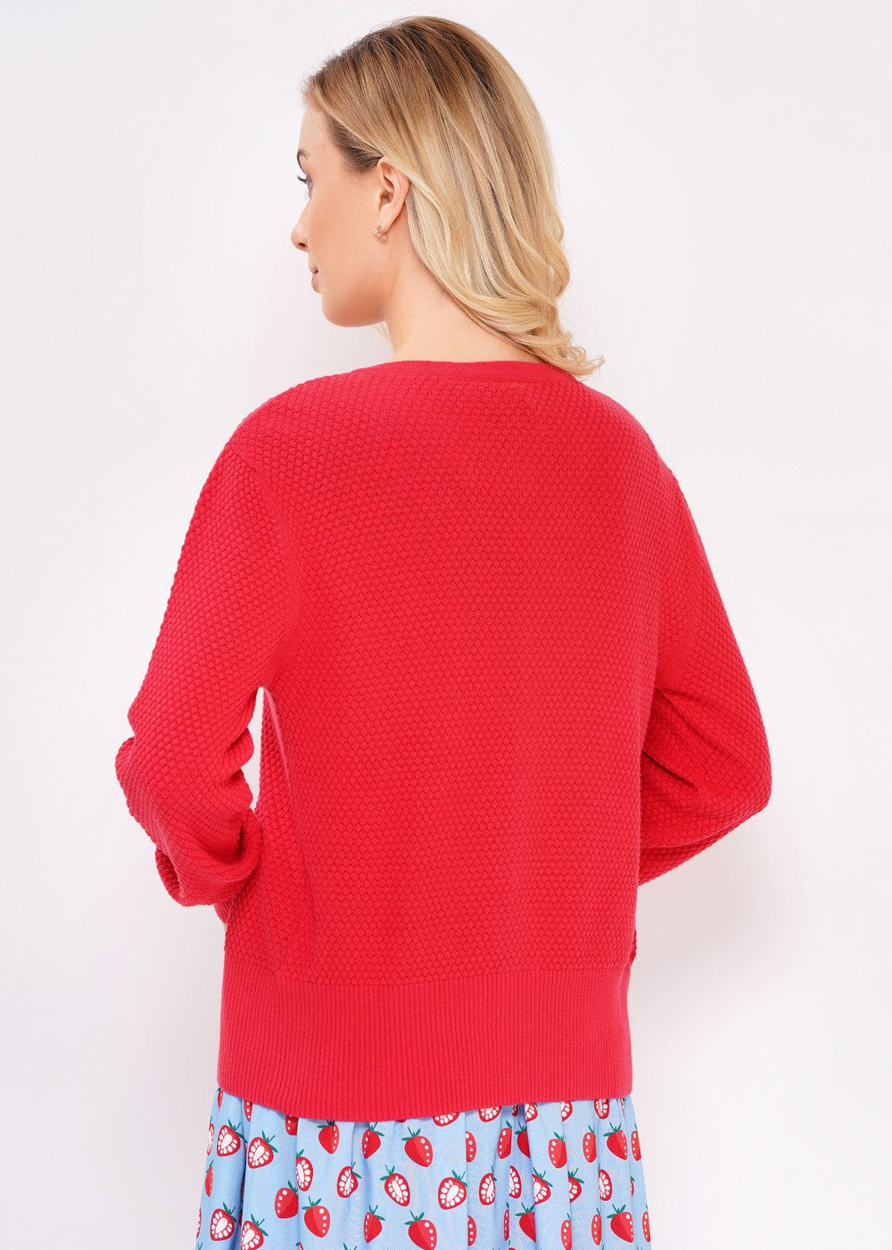 Zeitloser rundhals Cardigan für Damen mit Knöpfen in strahlendem rot.