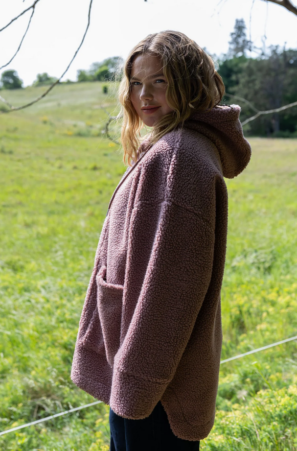 Geknöpfte Damenjacke mit Kapuze aus Teddplüsch und vorderen Knöpfen.