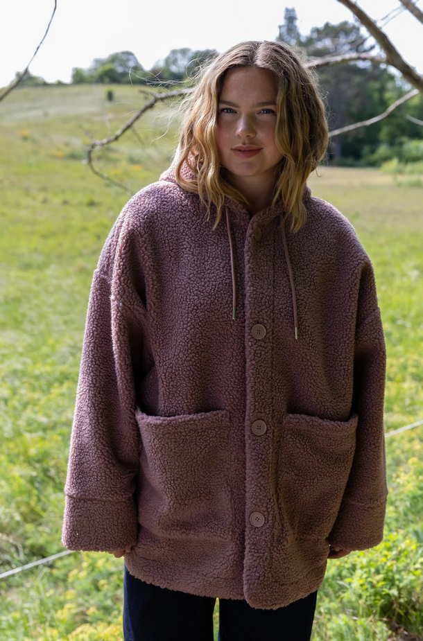 Geknöpfte Damenjacke mit Kapuze aus Teddplüsch und vorderen Knöpfen.