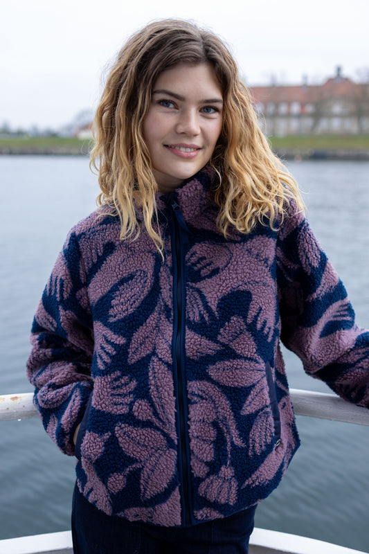 Jacke aus Teddyplüsch, klassisch gerader Schnitt mit kleinem Stehragen und Vogel-Blumen Muster in Pflaume und Dunkelblau.
