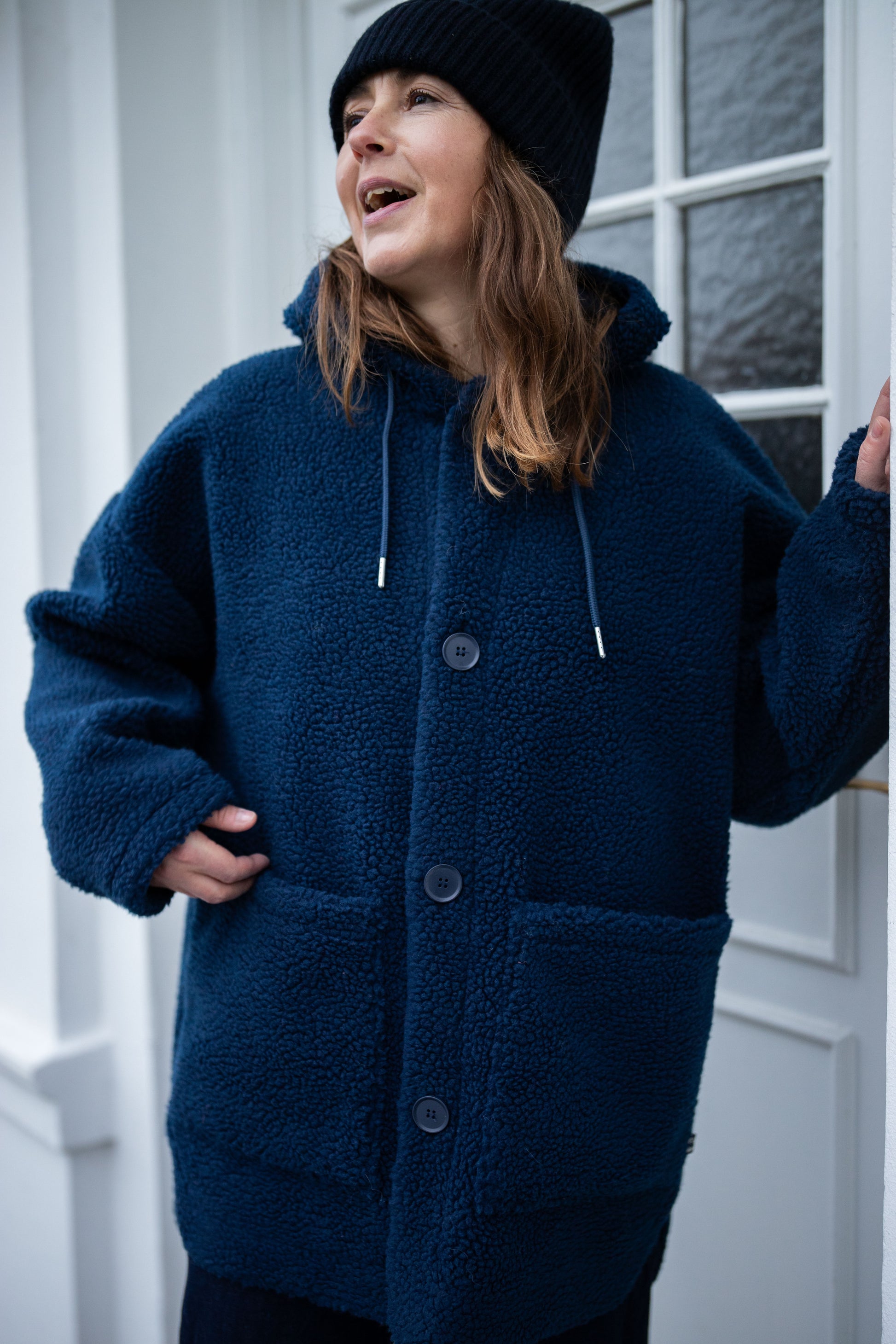Kuschelige Teddy Feece Jacke mit Knöpfen und Kapue in navy-blau.