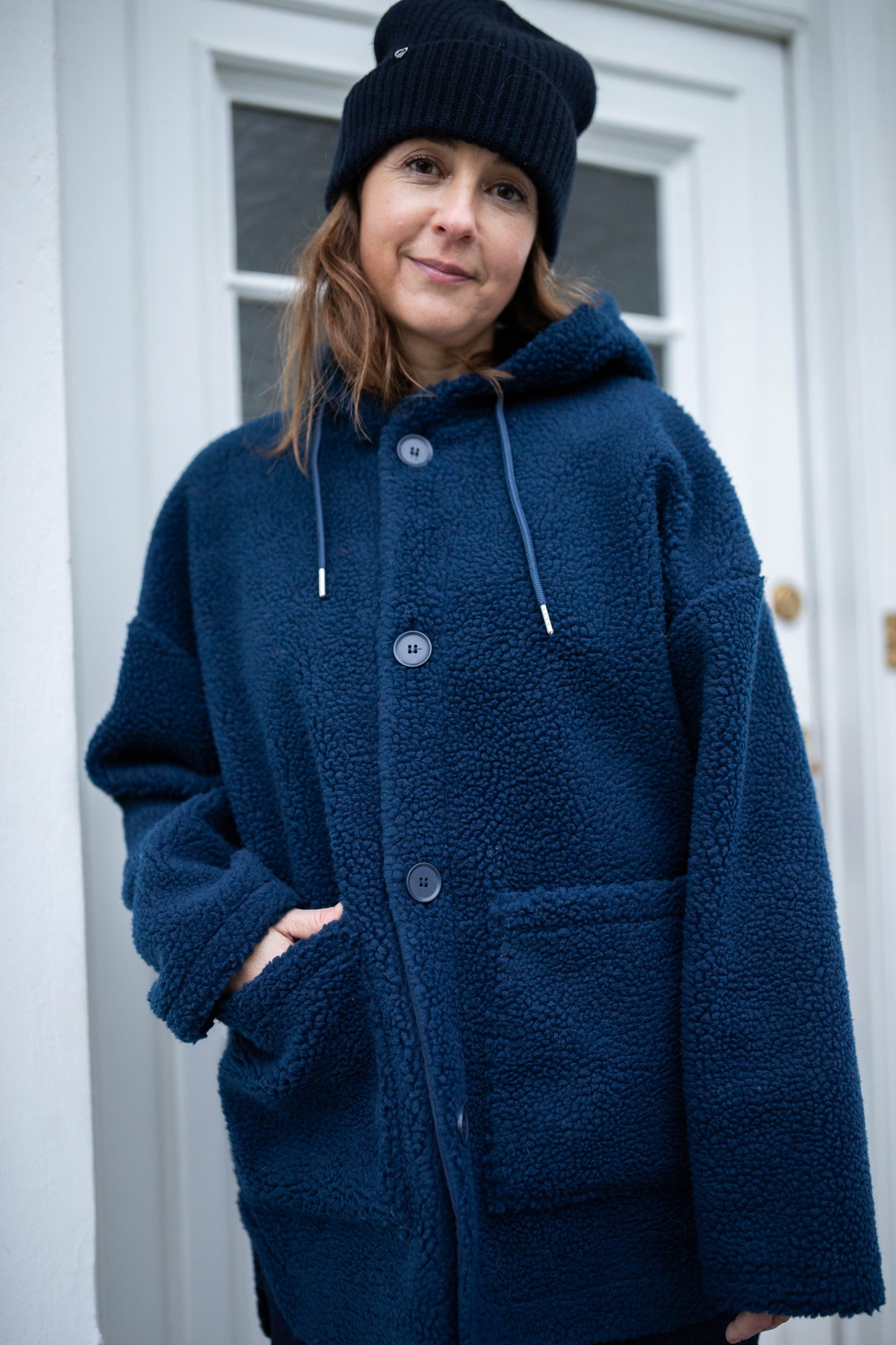 Kuschelige Teddy Feece Jacke mit Knöpfen und Kapue in navy-blau.