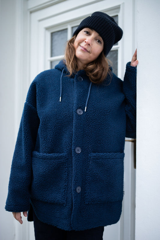 Kuschelige Teddy Feece Jacke mit Knöpfen und Kapue in navy-blau.