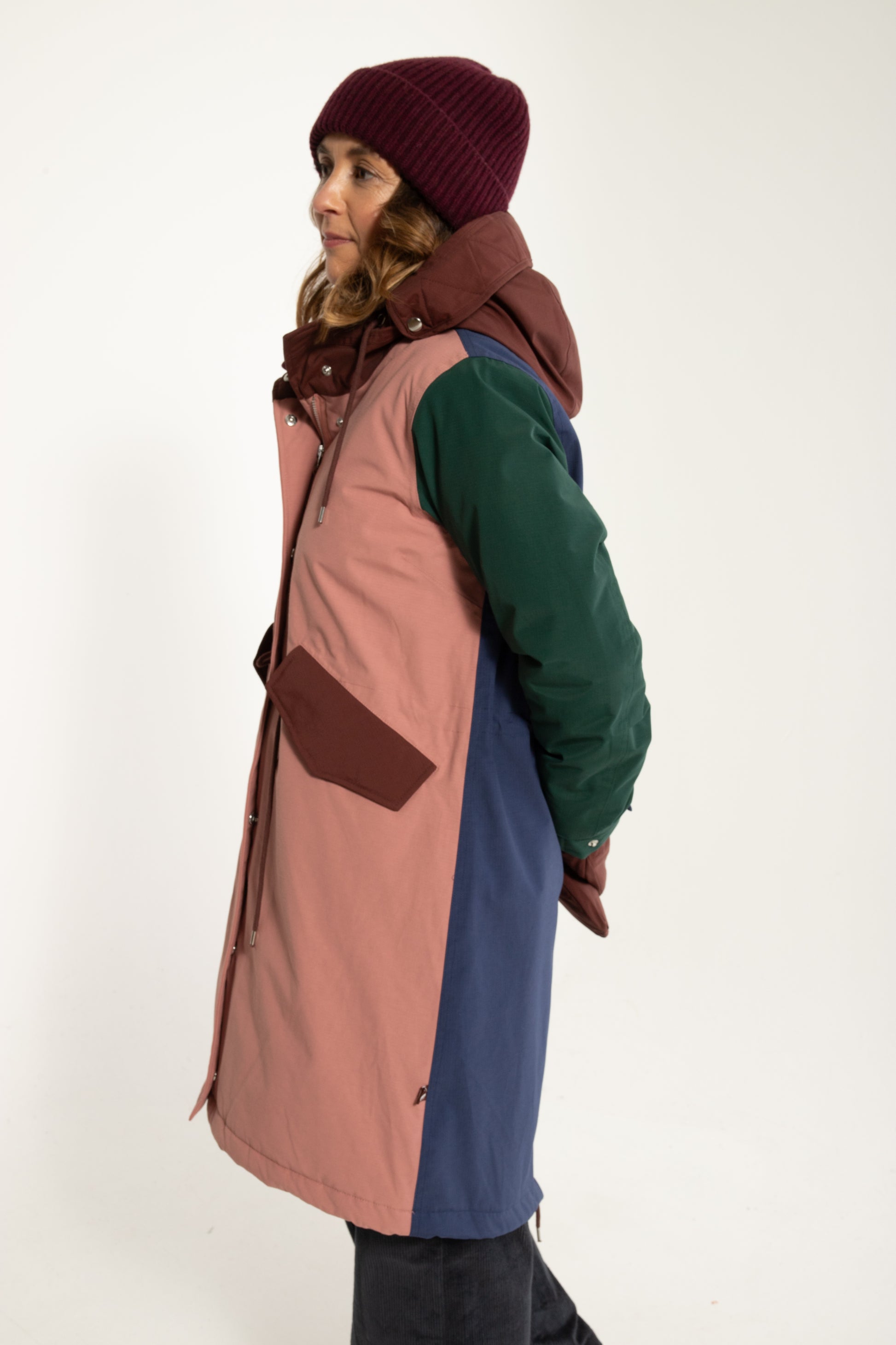 Winterparka mit Kapuze im tendy Colourblock Style mit blau, gruen, altrosé und bordeau.