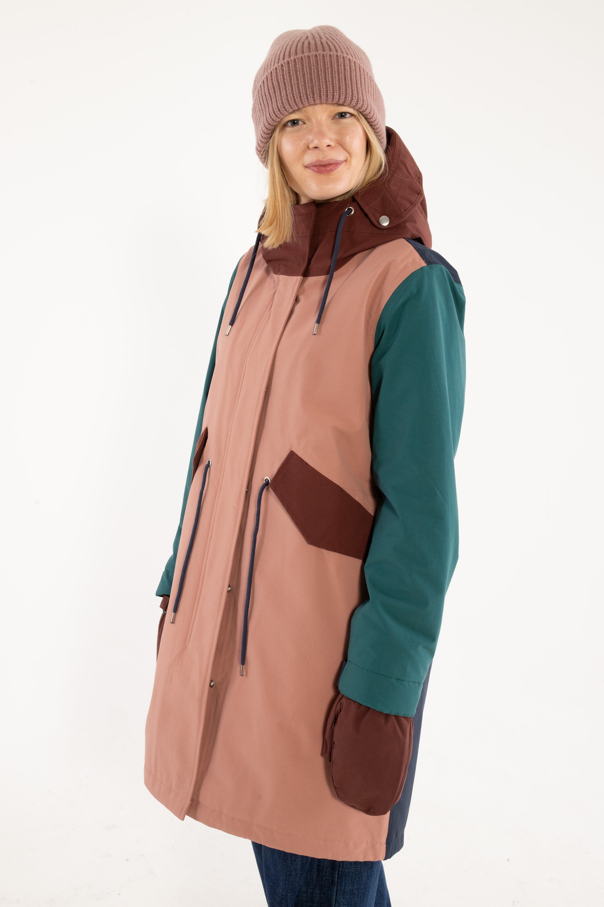 Winterparka mit Kapuze im tendy Colourblock Style mit blau, gruen, altrosé und bordeau.