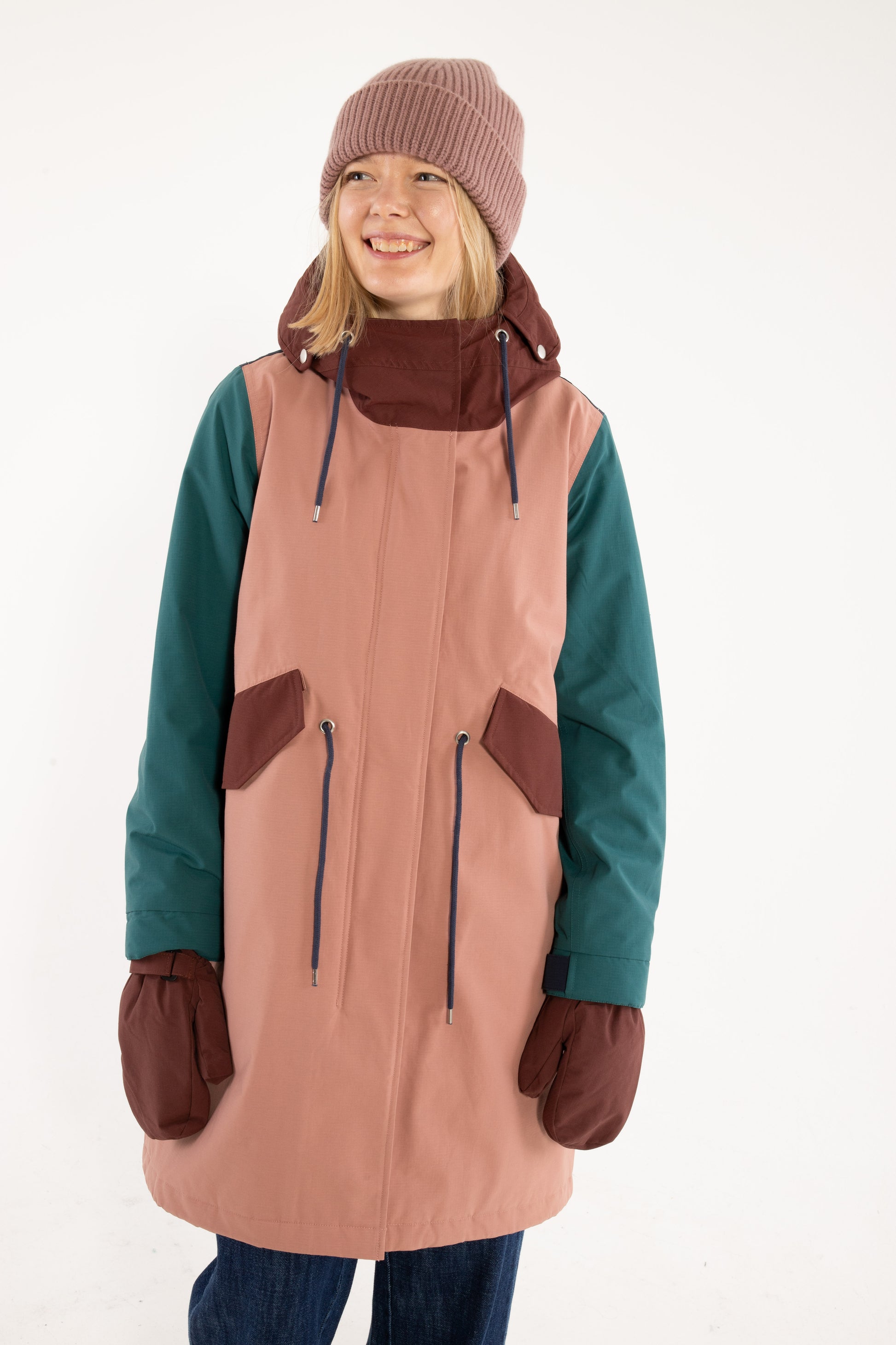 Winterparka mit Kapuze im tendy Colourblock Style mit blau, gruen, altrosé und bordeau.