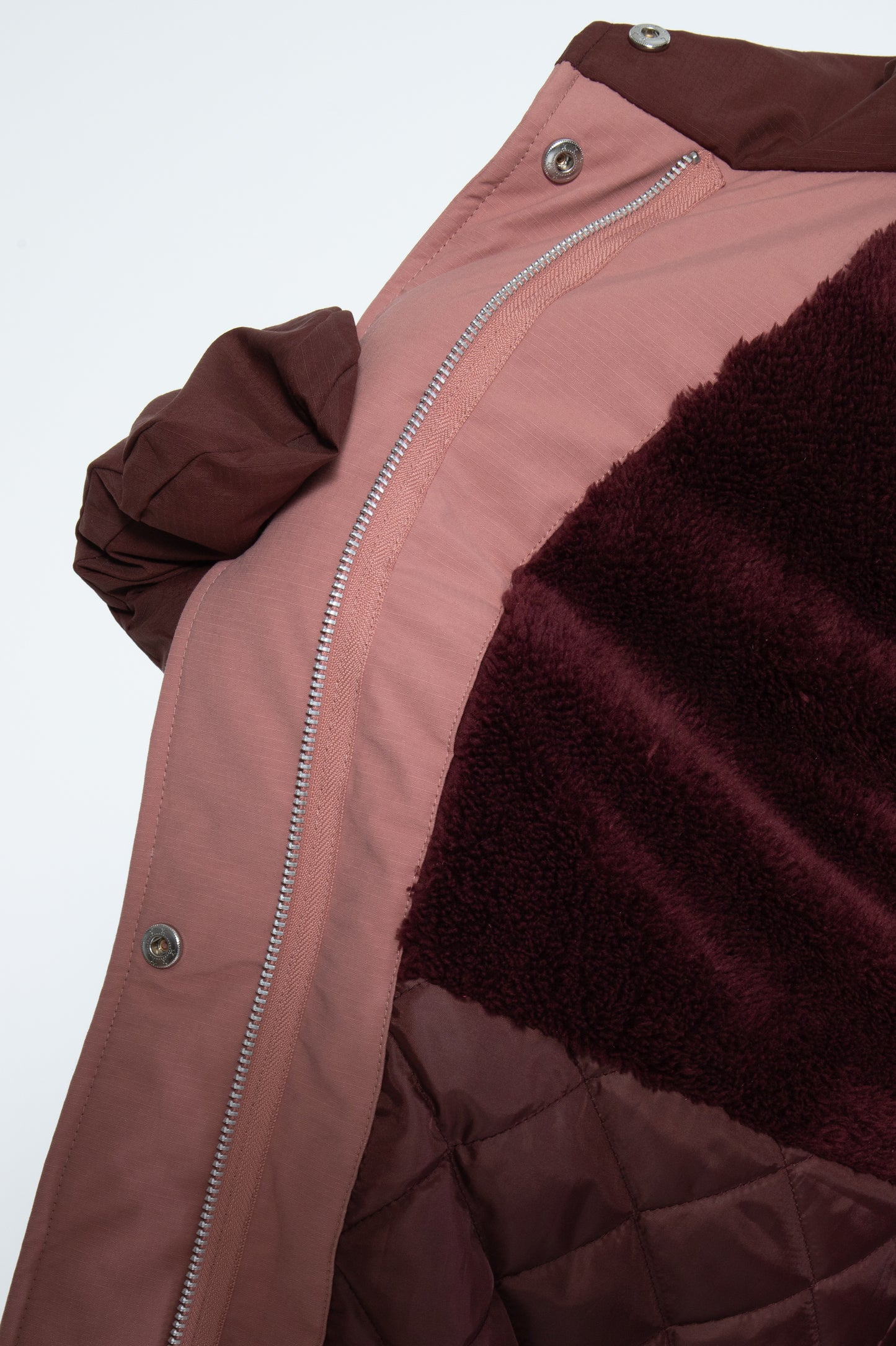 Winterparka mit Kapuze im tendy Colourblock Style mit blau, gruen, altrosé und bordeau.