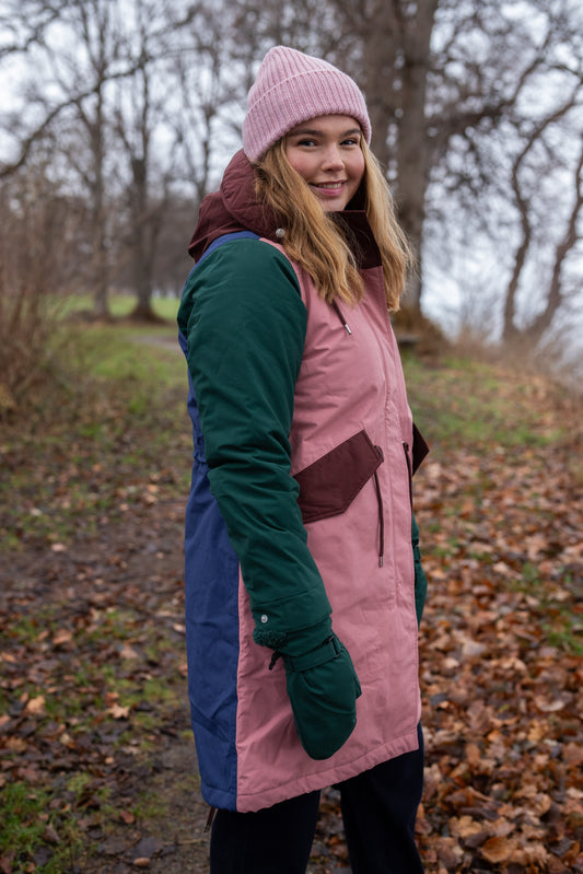 Winterparka mit Kapuze im tendy Colourblock Style mit blau, gruen, altrosé und bordeau.