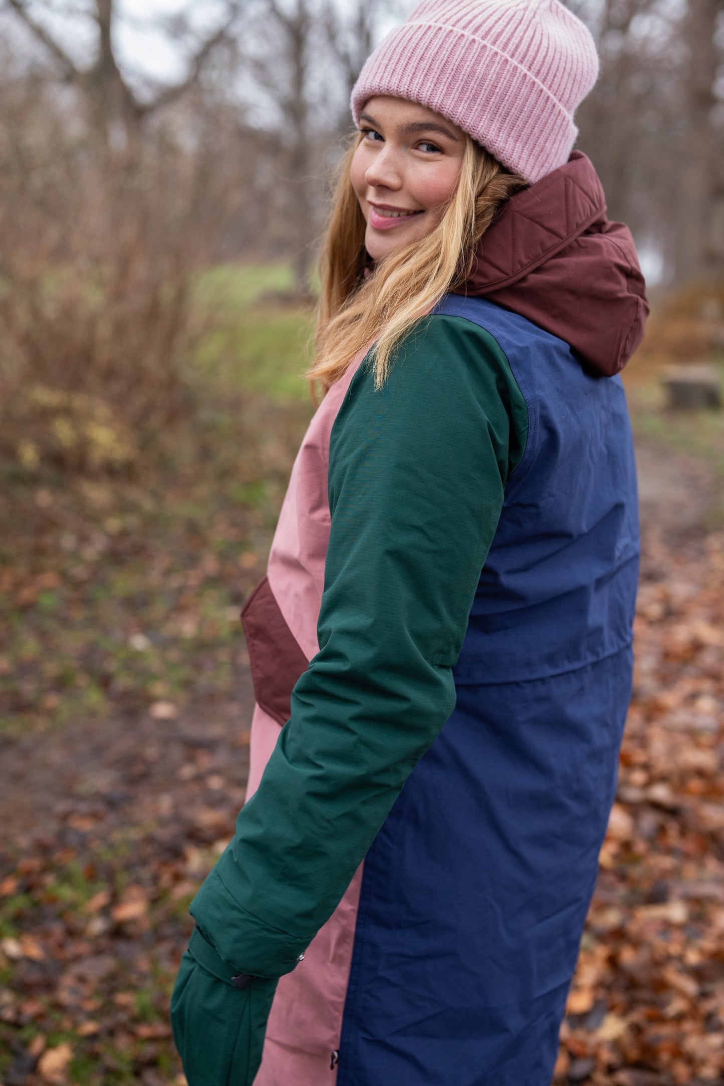 Winterparka mit Kapuze im tendy Colourblock Style mit blau, gruen, altrosé und bordeau.