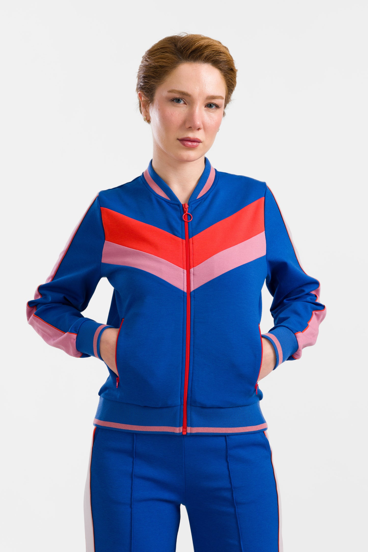 Retro Vibes als Trainingsacke in strahlendem blau, pink und rot, 80ies pur