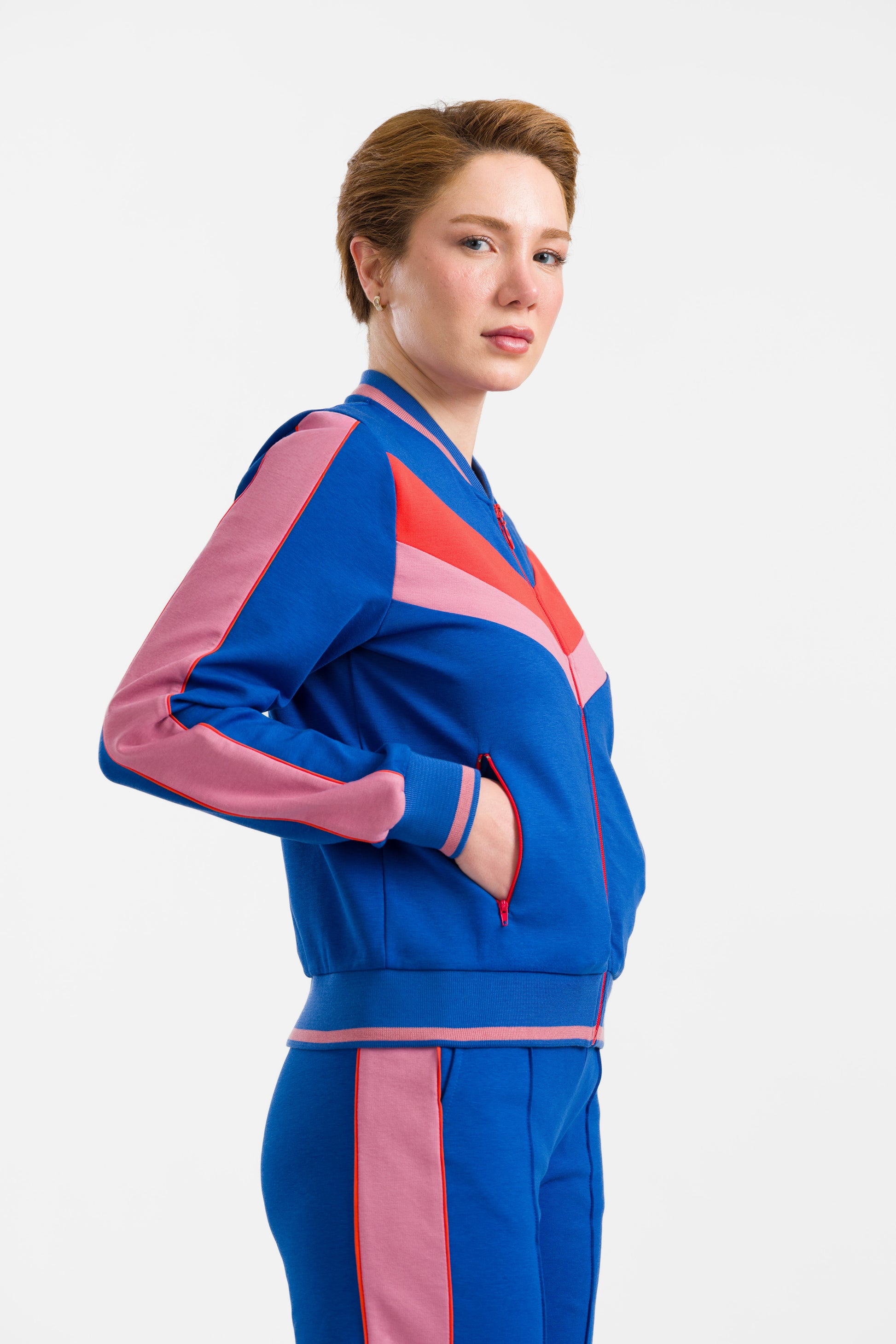 Retro Vibes als Trainingsacke in strahlendem blau, pink und rot, 80ies pur